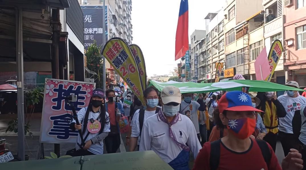 罷捷團體為壯大聲勢,上週六號召2千多人上街遊行。(翻攝自內門起義YouTube)