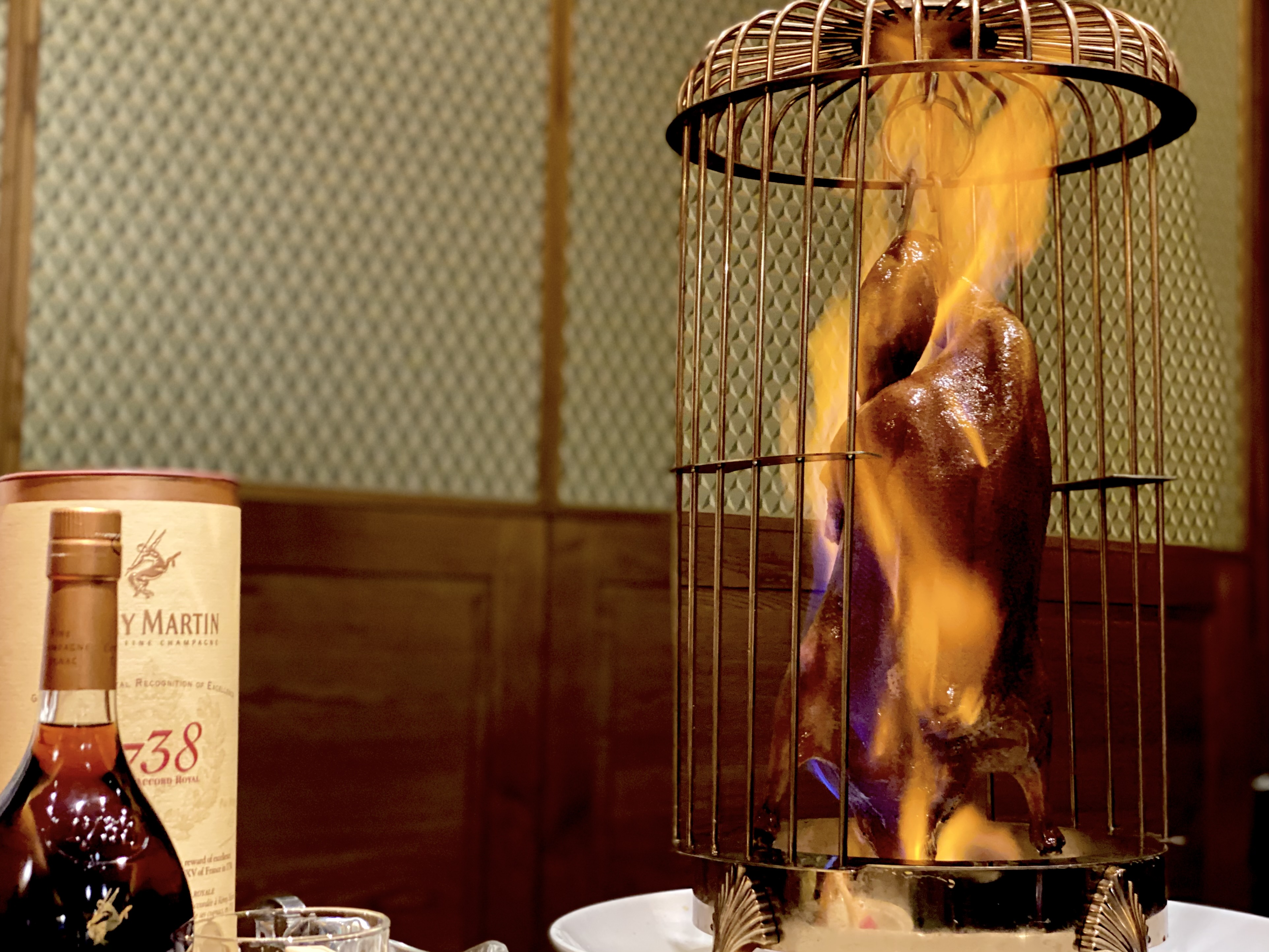 高雄「老新台菜」餐廳全新改裝，推出吸睛的「干邑火焰櫻桃燒鴨宴」。