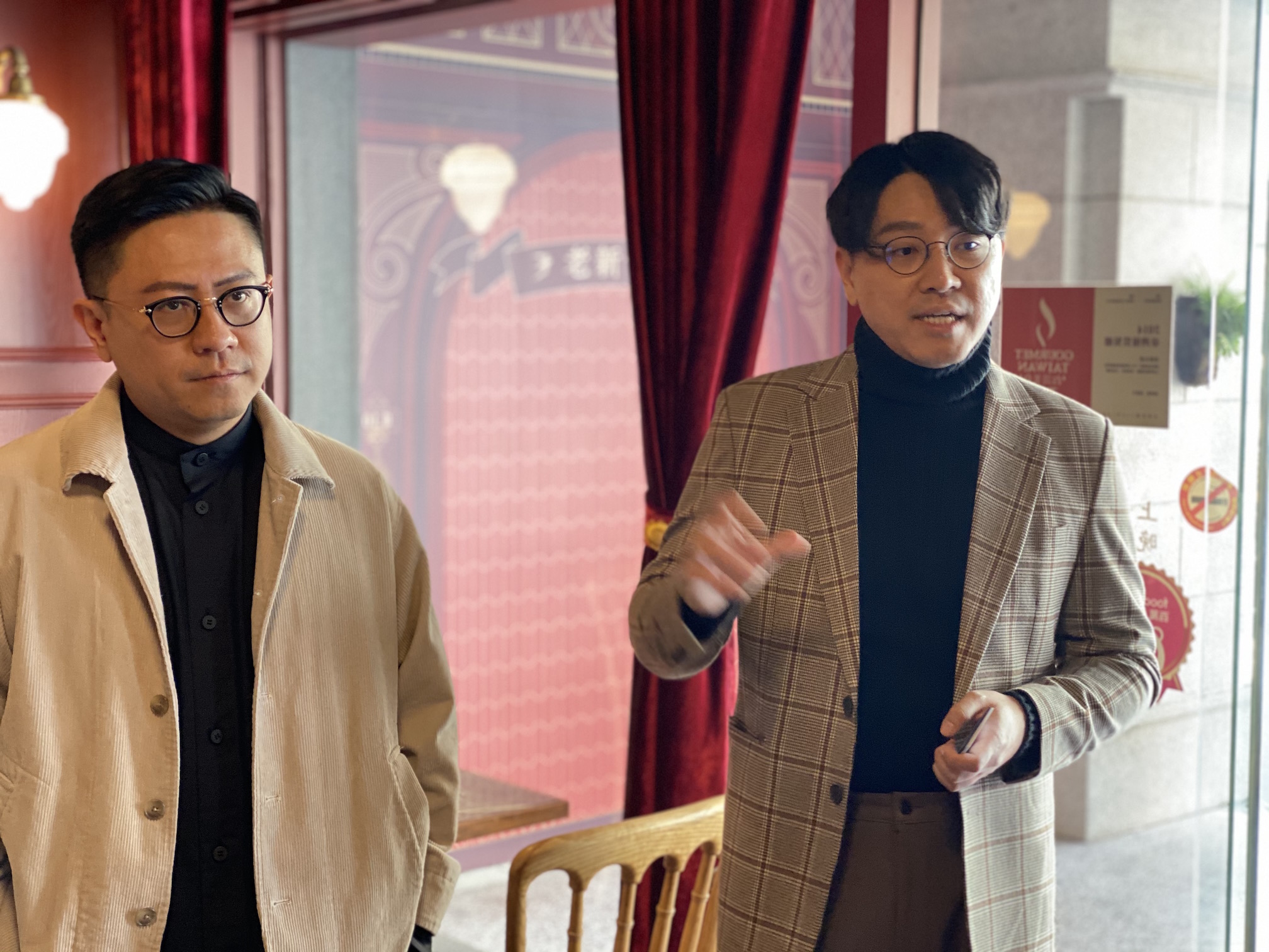 老新台菜品牌長薛鎮鉉（右）與執行長薛舜迪（左）說明老新台菜創始店的改裝概念。