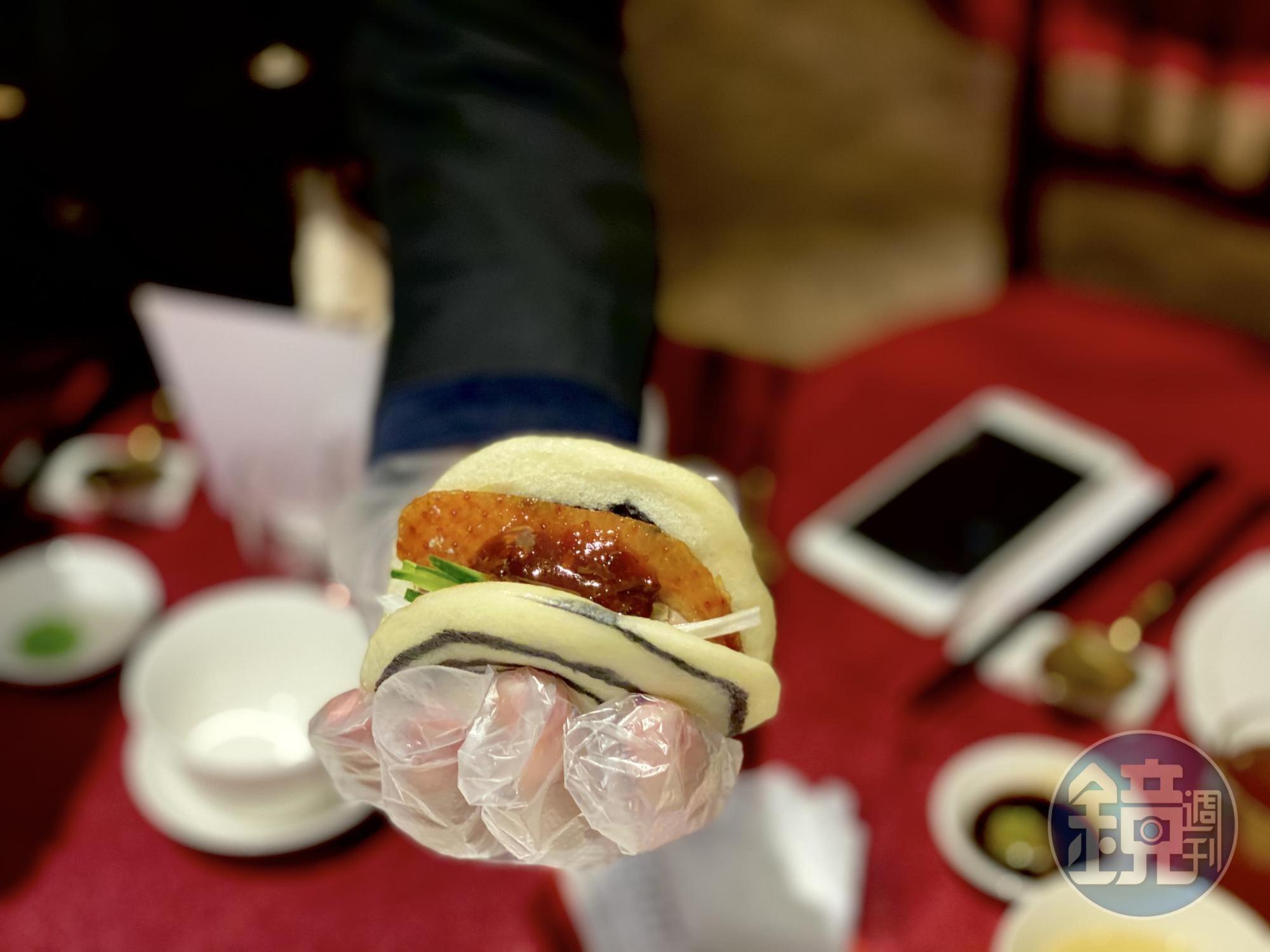 燒鴨一吃「經典鴨肉虎皮包」夾進肥美鴨肉的虎皮刈包,加上麻辣燒鴨醬,辛辣不膩。