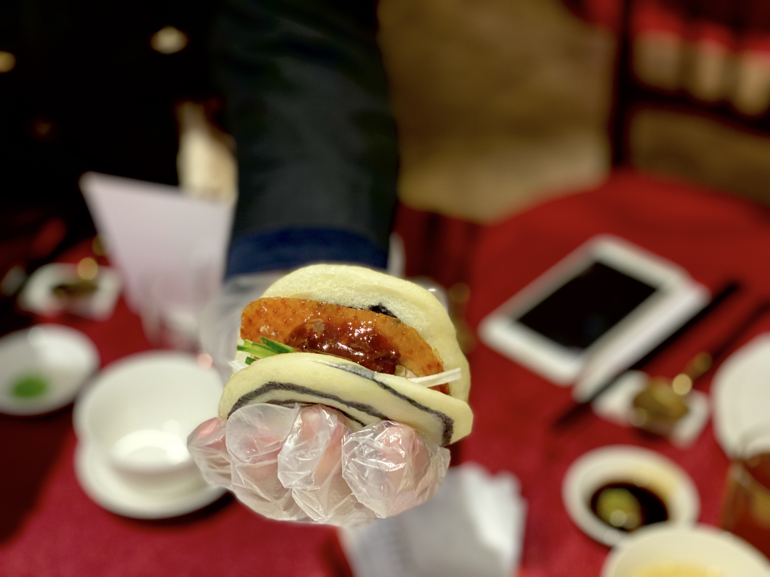 燒鴨一吃「經典鴨肉虎皮包」夾進肥美鴨肉的虎皮刈包，加上麻辣燒鴨醬，辛辣不膩。