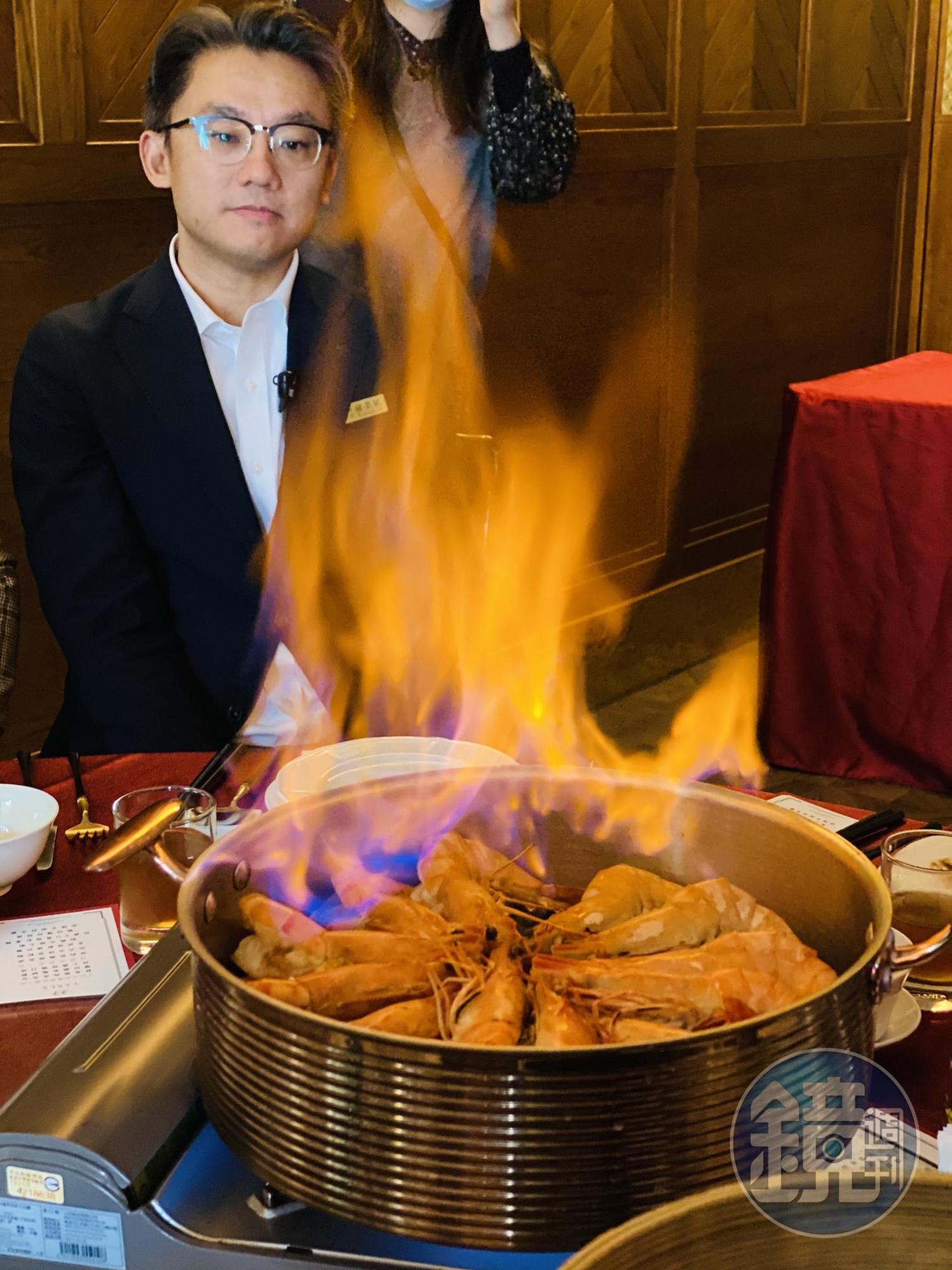 火焰秀再加碼,上桌點燃的「紹興火燒大蝦」。