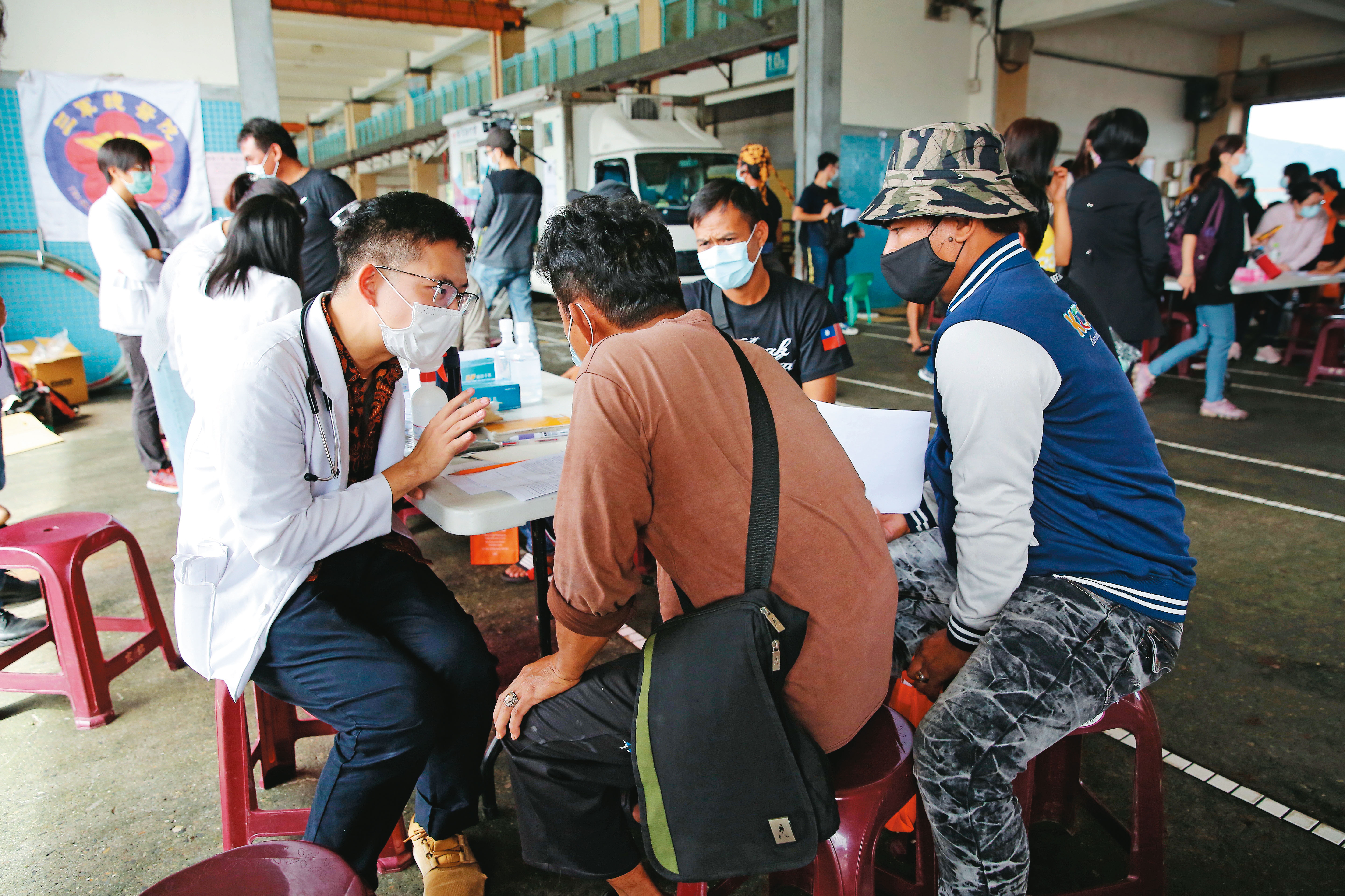 移工罹患肺結核等傳染病，若雇主不同意在台治療就會被遣返，制度遭批歧視。圖為移工接受義診畫面，非新聞當事人。