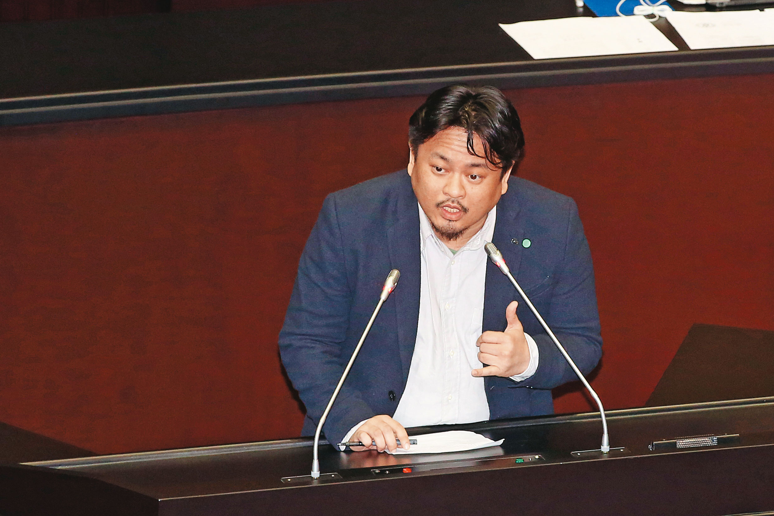 立委洪申翰也主張修改法令，讓其他機制可依法介入協助患病移工，而非僅綁在雇主同意與否。