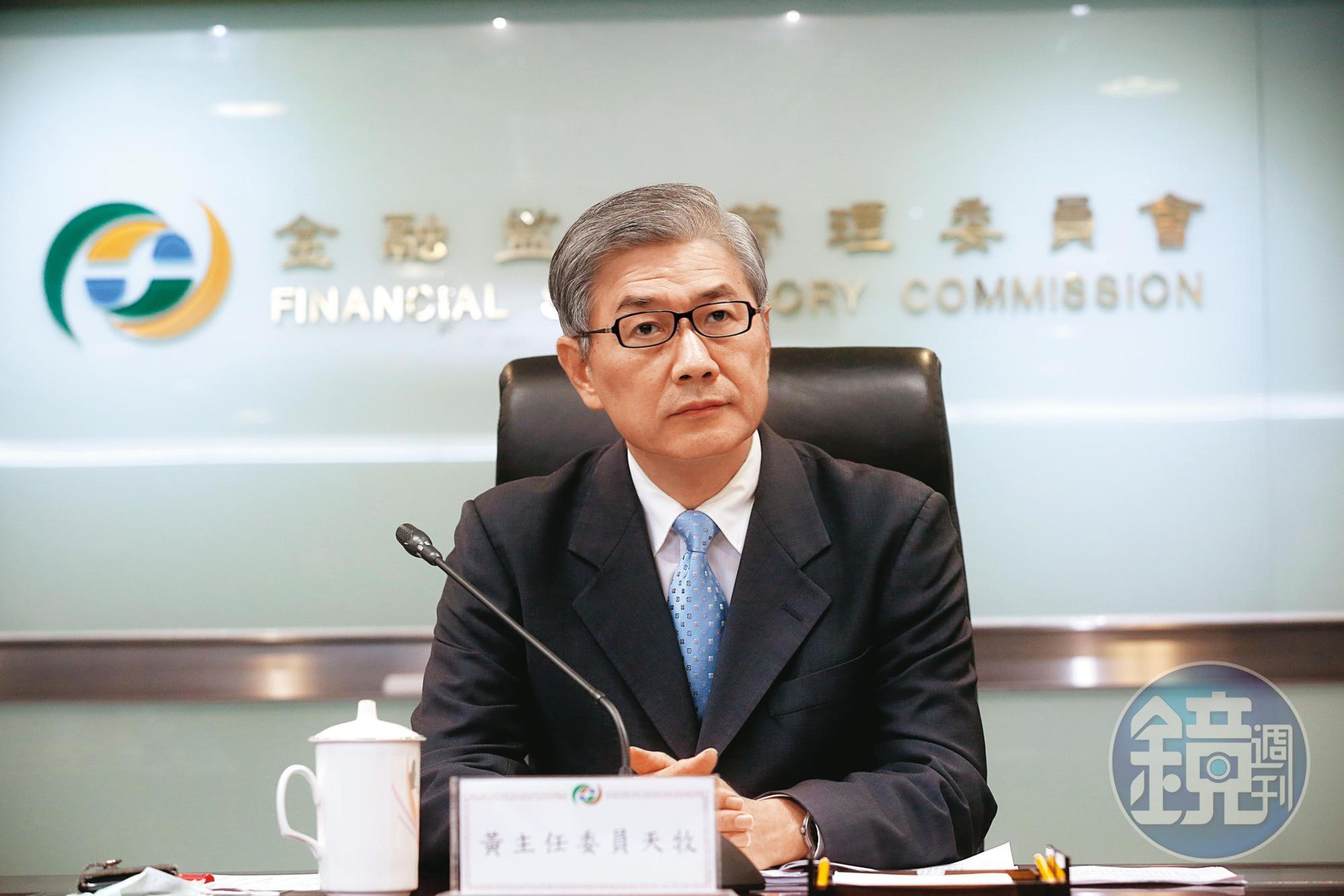 LINE推出揪團服務,使LINE Bank可獲取個資,讓金管會主委黃天牧(圖)不滿。
