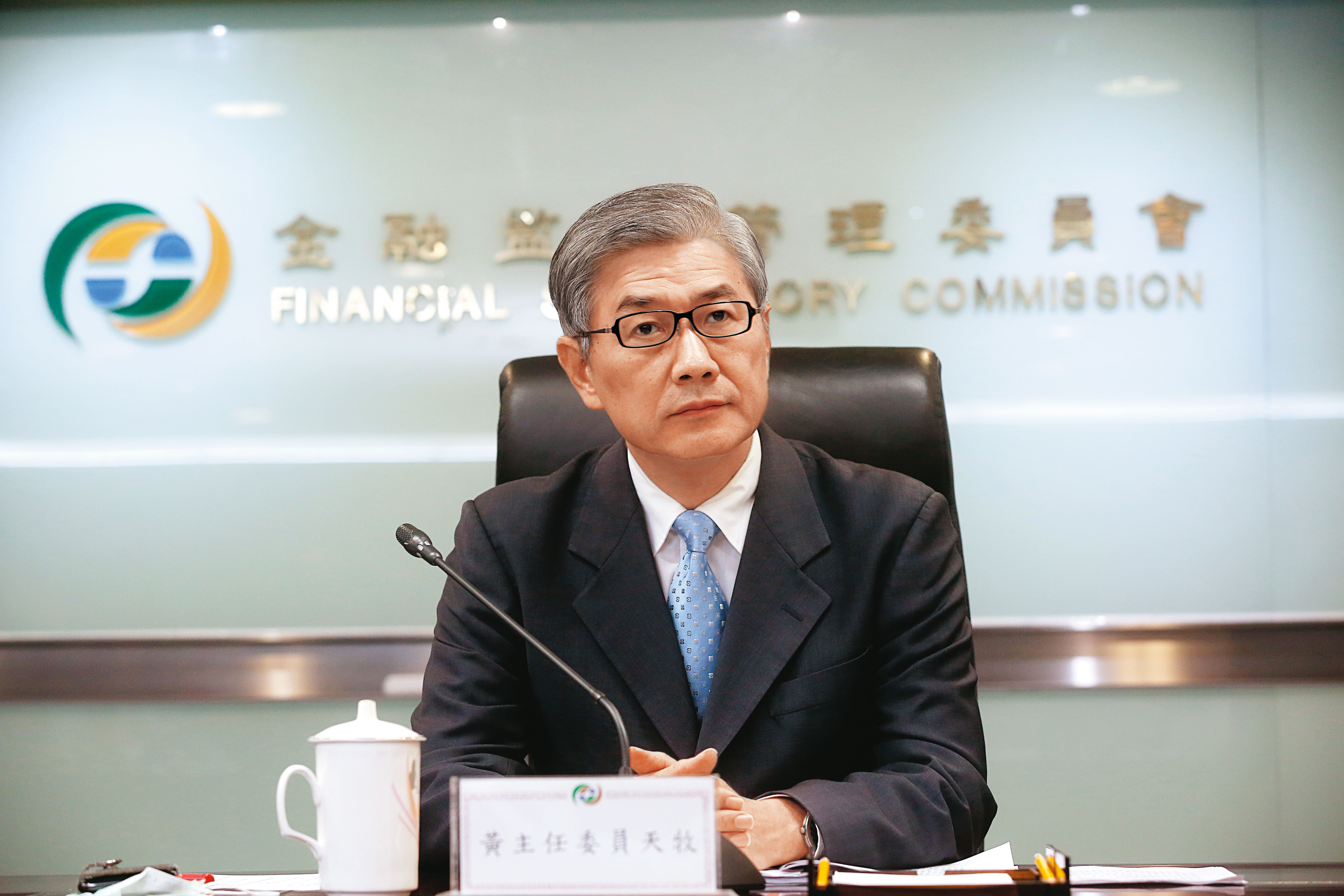 LINE推出揪團服務,使LINE Bank可獲取個資,讓金管會主委黃天牧(圖)不滿。