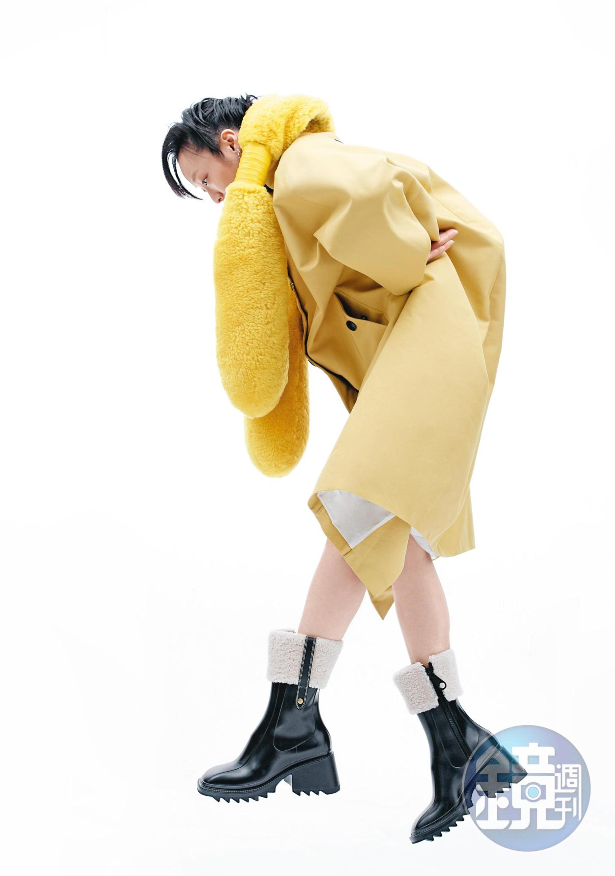 黃色防水風衣 NT$115,000 by PRADA/黃色翻羊毛長脖圍巾 NT$50,100 by BOTTEGA VENETA/Betty黑色羔羊毛飾邊雨靴 NT$19,800 by CHLOÉ