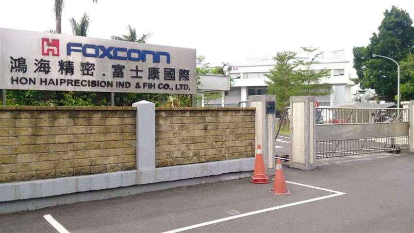 鴻海集團回應，居住桃園的員工若在桃園廠區工作，沒有限制居家上班，仍可進廠工作。（鴻海南崁廠，翻攝自衛福部）