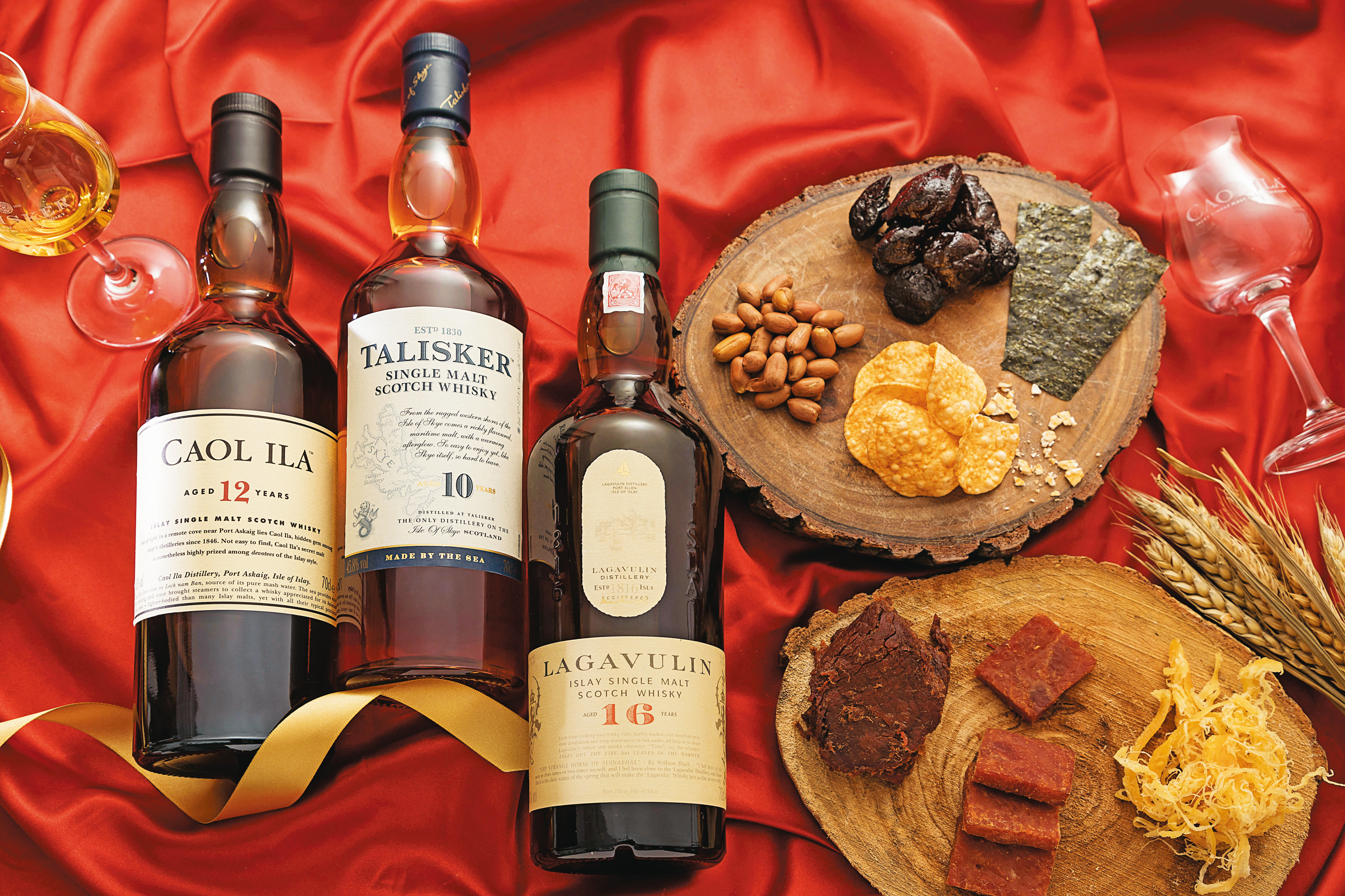 海島三雄，帝亞吉歐旗下3支海島威士忌卡爾里拉（左起）、泰斯卡、樂加維林，搭配年節必備開運小點，吃出新春好運頭。