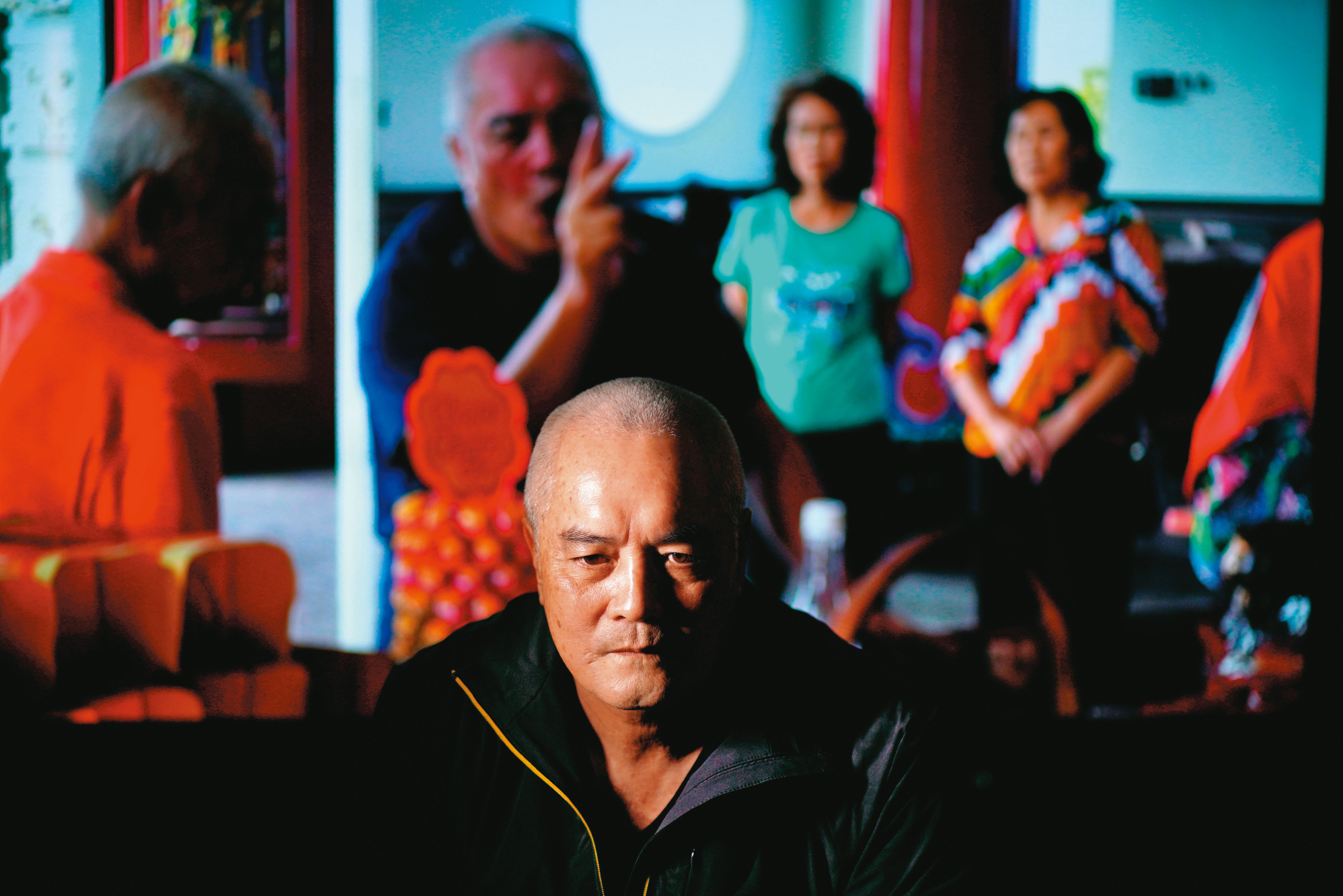 林家宇常常拍攝父親，採訪當天，我們一起看了他記錄林進龍（圖）當乩童、替人問事的影片。