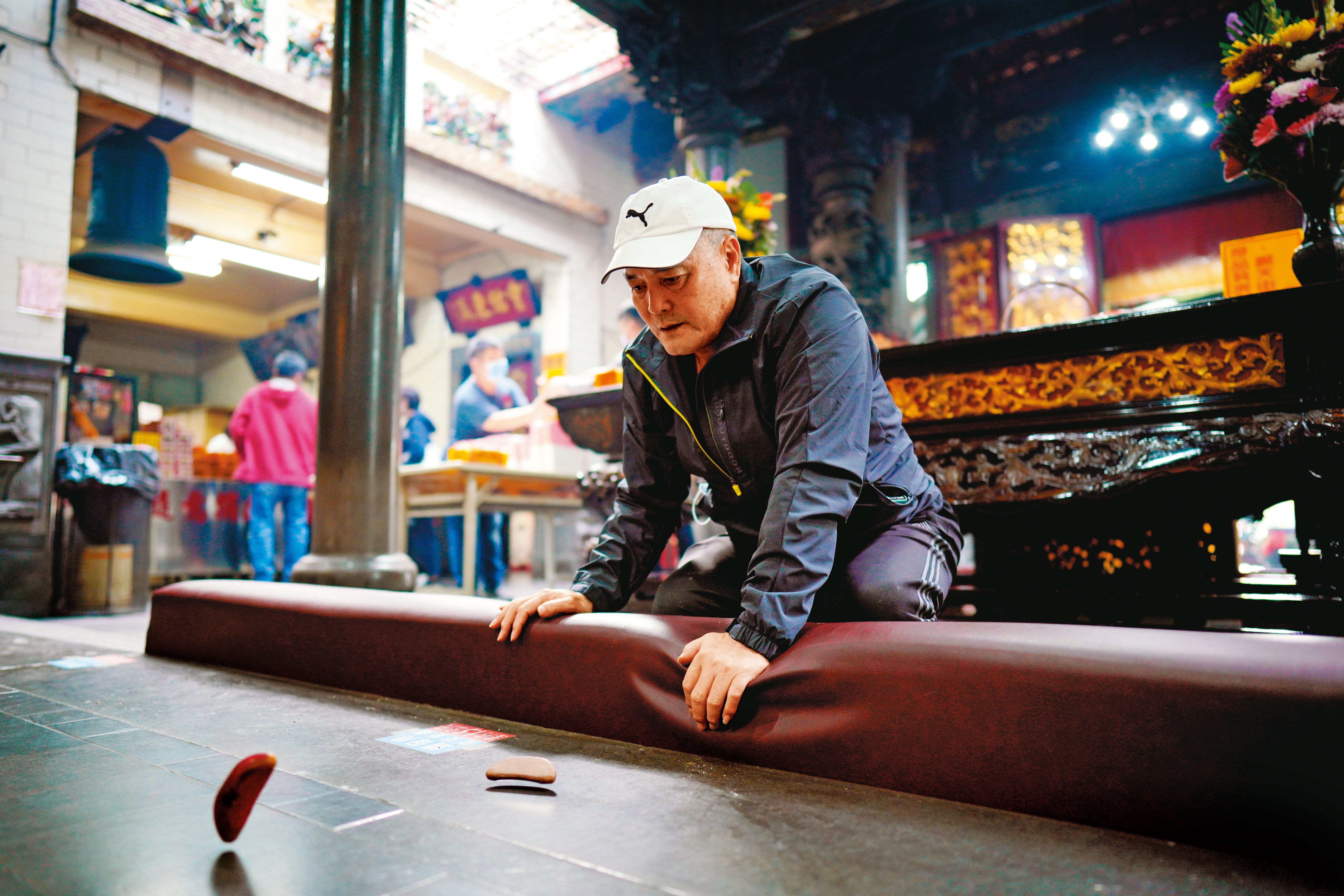 逃亡期間，林進龍也曾數次偷溜回東港，到東隆宮問神明：「有沒有一天能洗清冤屈？」