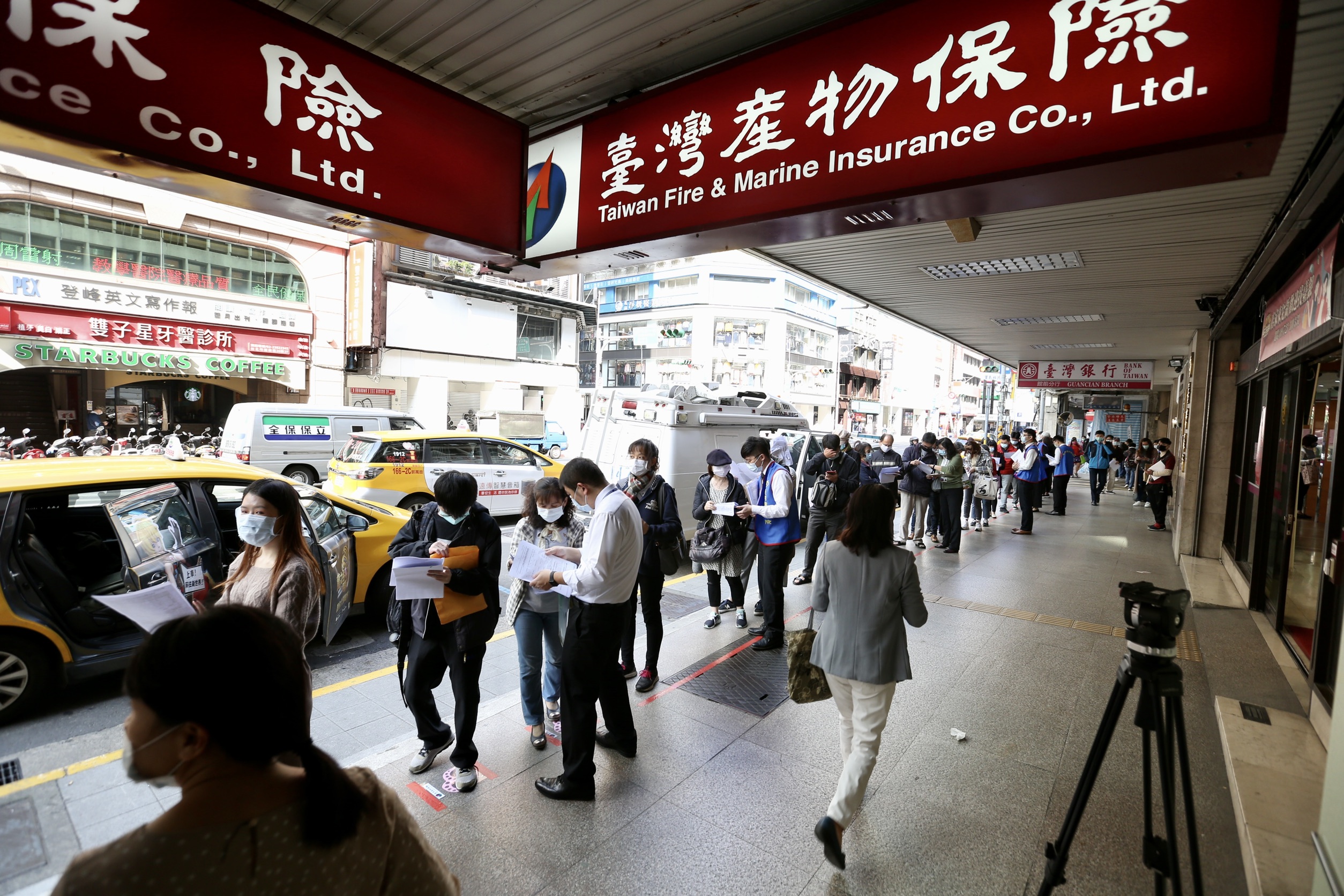 今防疫保單最後一天，大票民眾排隊排台灣產物保險門市畫面。