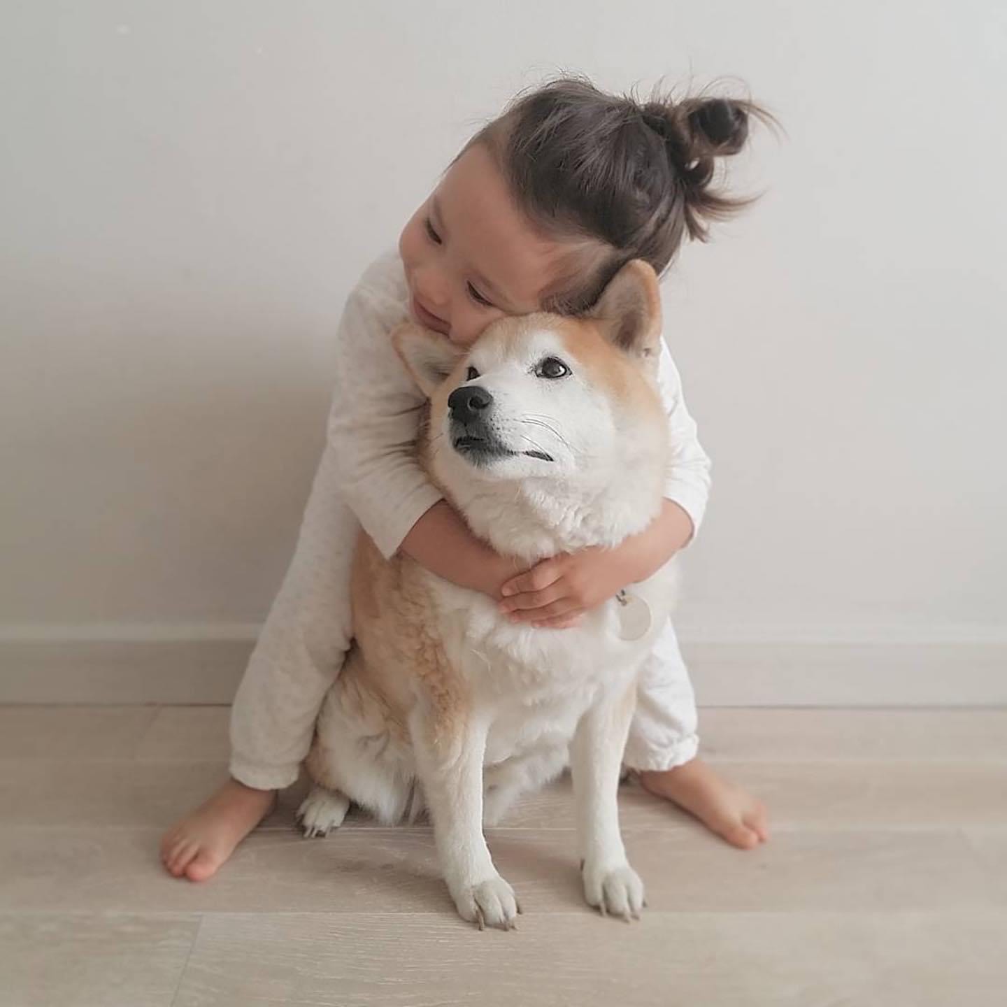 楊丞琳在IG上貼出小女孩抱著柴犬的圖片，寫著「見面了」。（摘自楊丞琳IG）