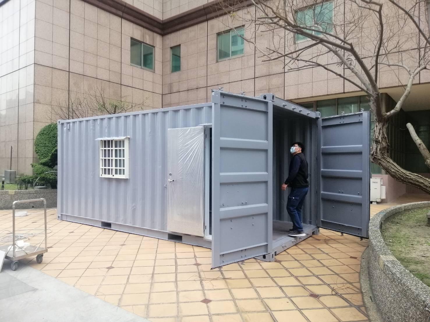有間大型醫院已購入貨櫃屋,準備戶外門診用,以確實做到感染接觸者「緊急看病」分艙分流。(翻攝自施景中臉書)