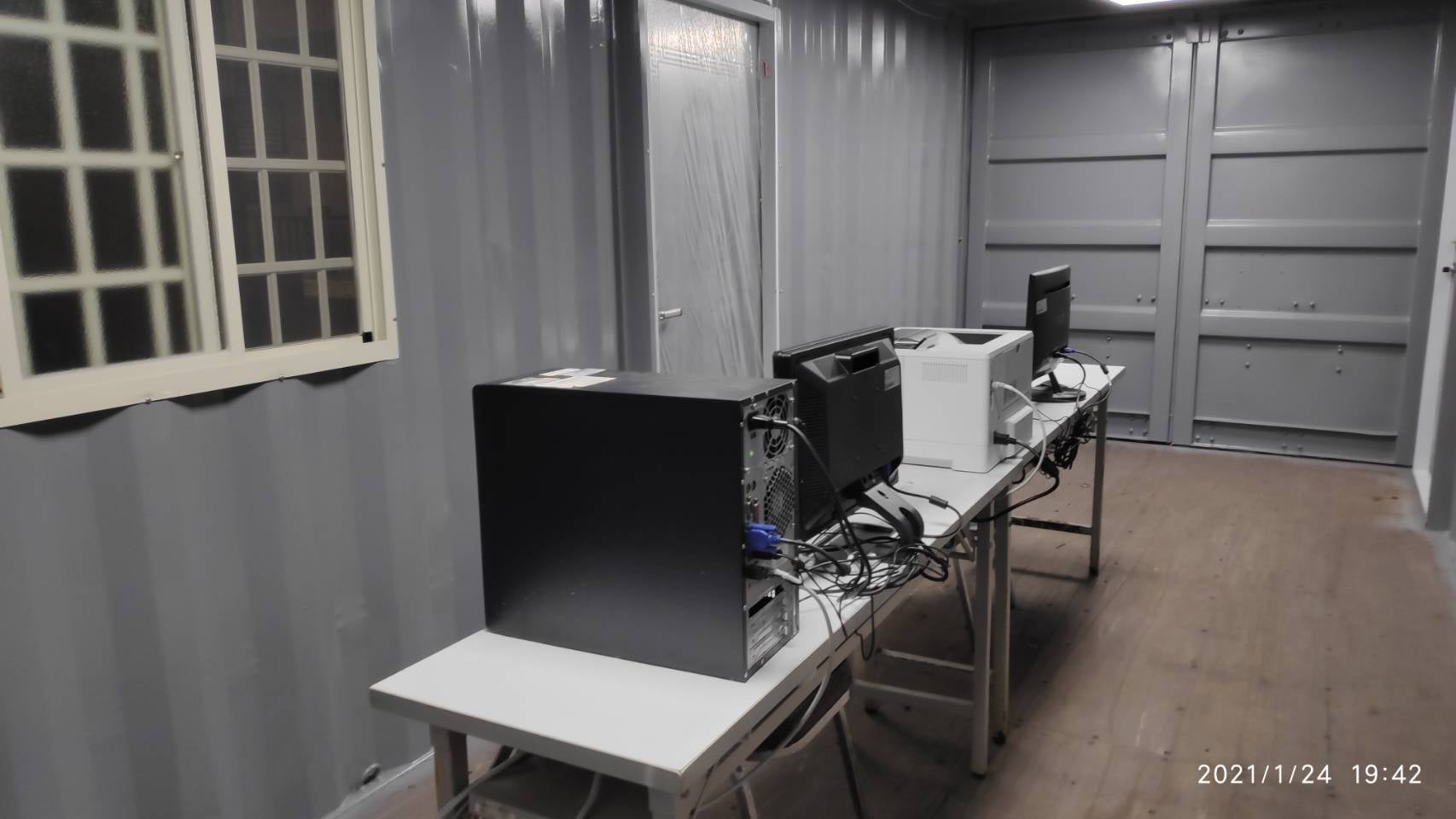 有間大型醫院已購入貨櫃屋，準備戶外門診用，以確實做到感染接觸者「緊急看病」分艙分流。（翻攝自施景中臉書）