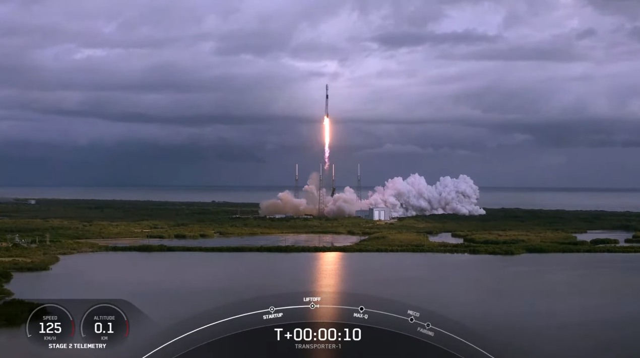 獵鷹9號於台灣時間24日晚間搭載143顆火箭發射升空。（翻攝自SpaceX YouTube）