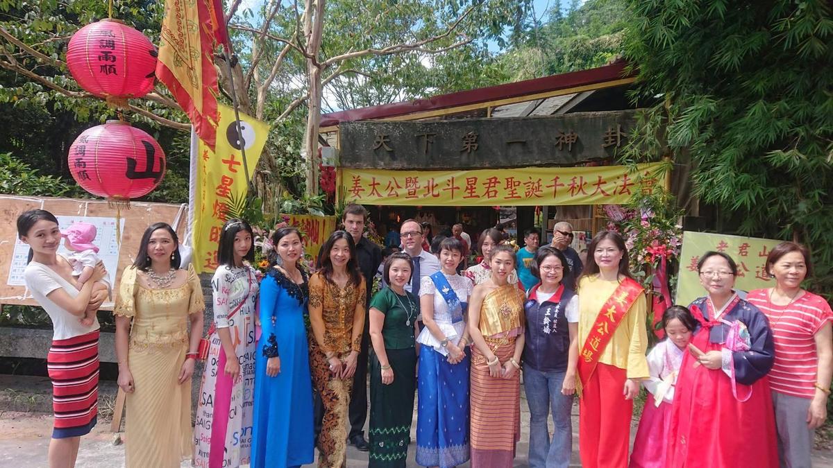 前年外國信眾穿著傳統服飾出席姜太公祝壽大典，吸引眾人目光。（陽明山姜太公道場提供）