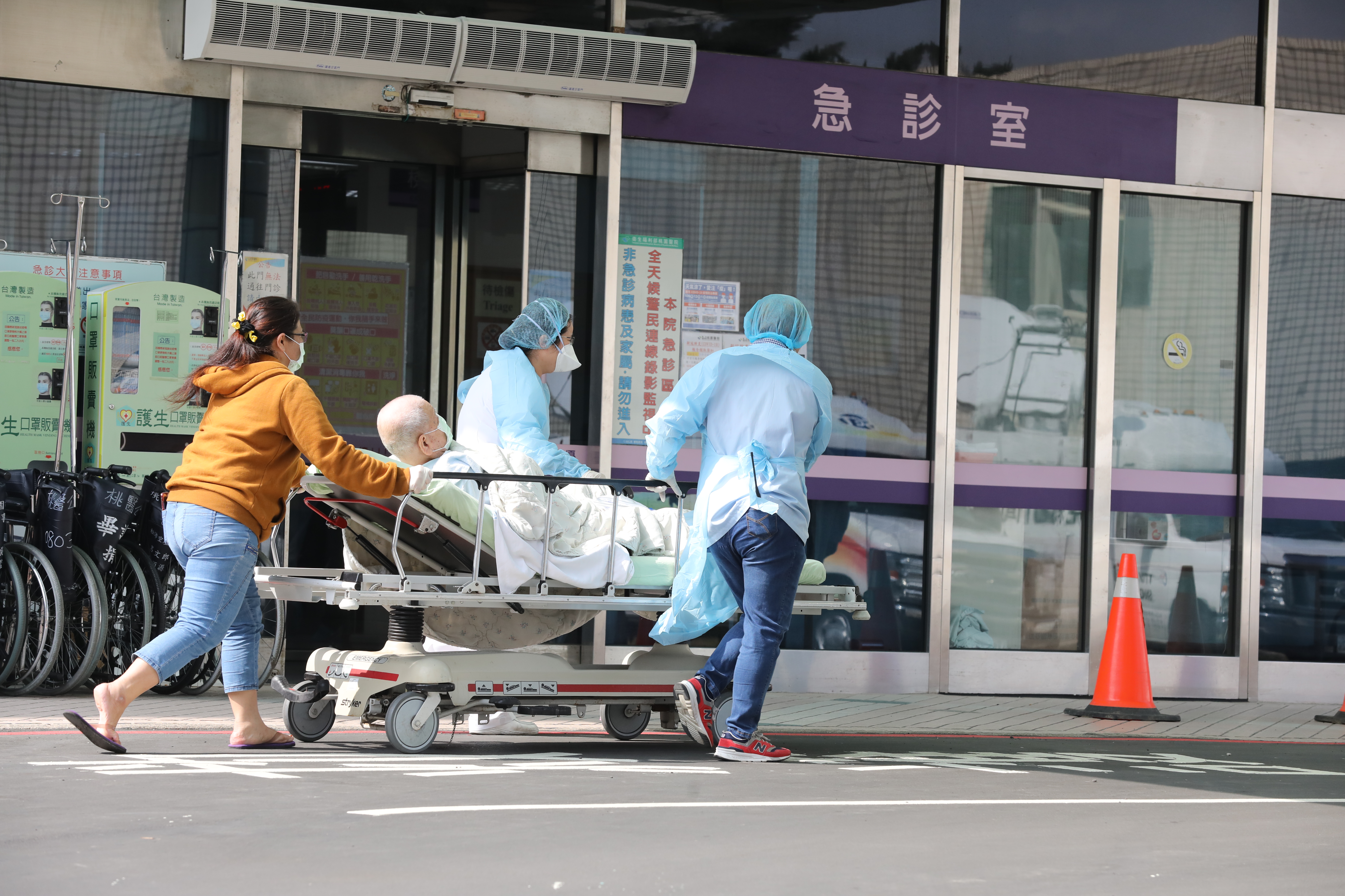 桃醫群聚感染目前已有15例確診個案，目前院內剩下安寧、加護病房患者等。示意圖，當事人與本新聞無關。