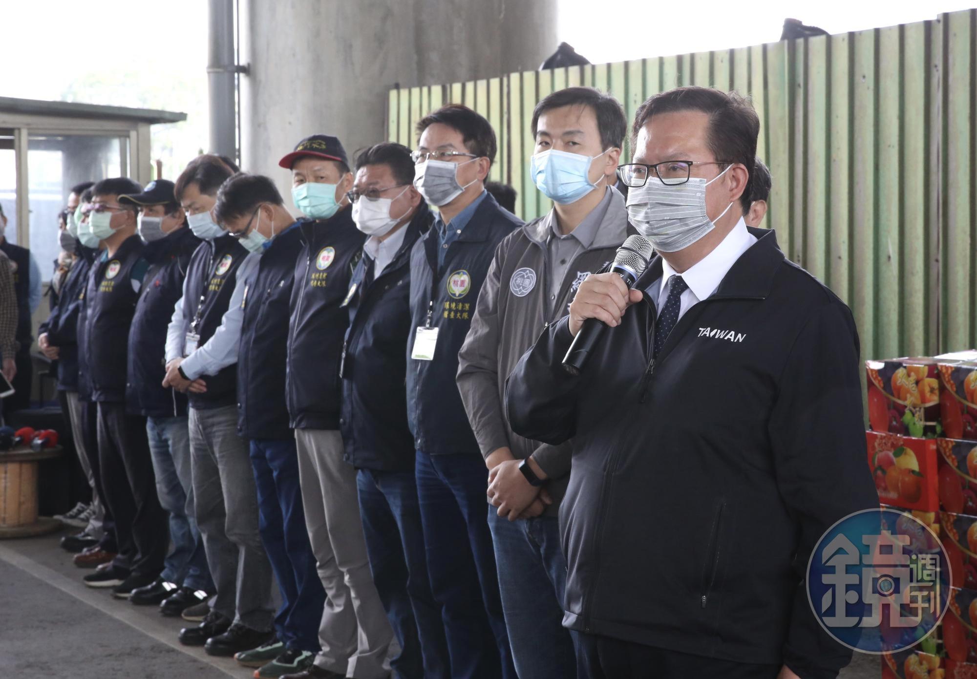 桃園市長鄭文燦強調,防疫和醫療一樣重要。 圖為鄭文燦出席慰勉桃園清潔隊協助消毒工作。