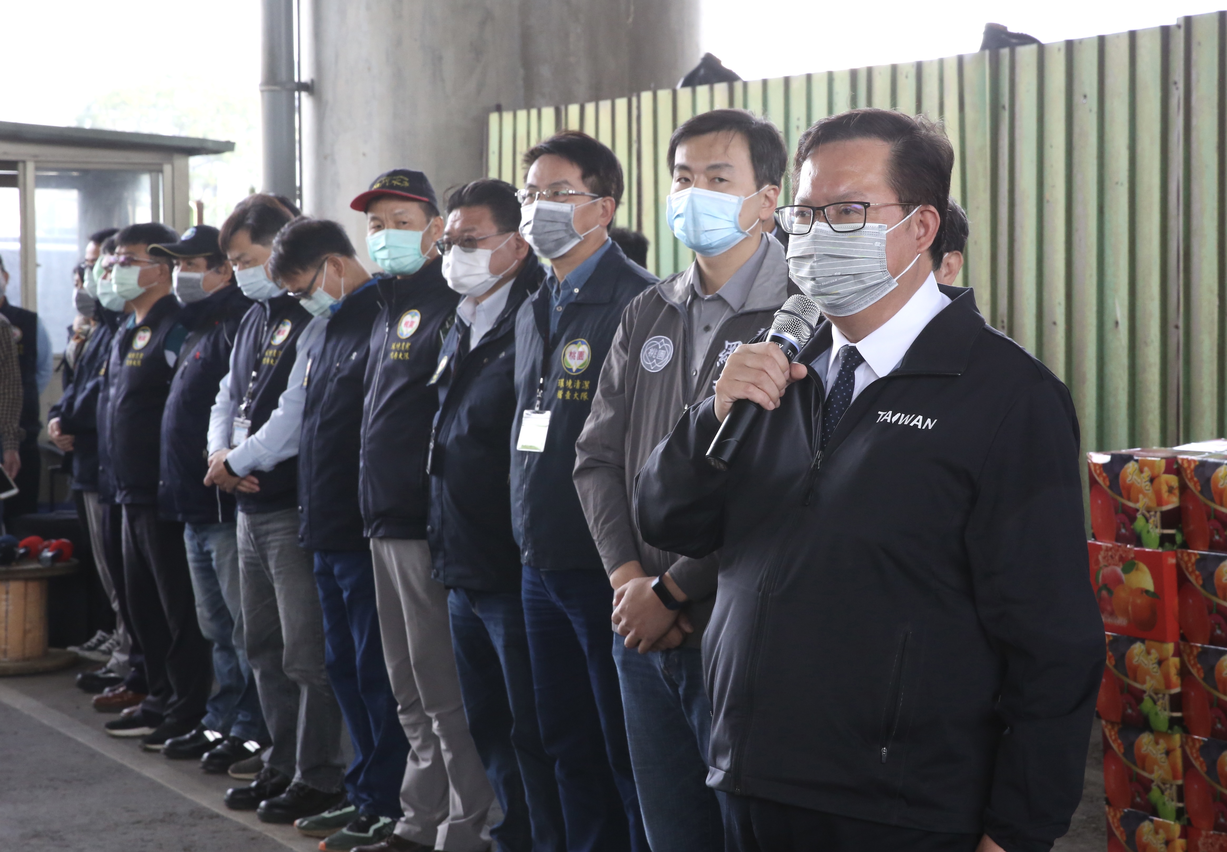 桃園市長鄭文燦強調，防疫和醫療一樣重要。 圖為鄭文燦出席慰勉桃園清潔隊協助消毒工作。