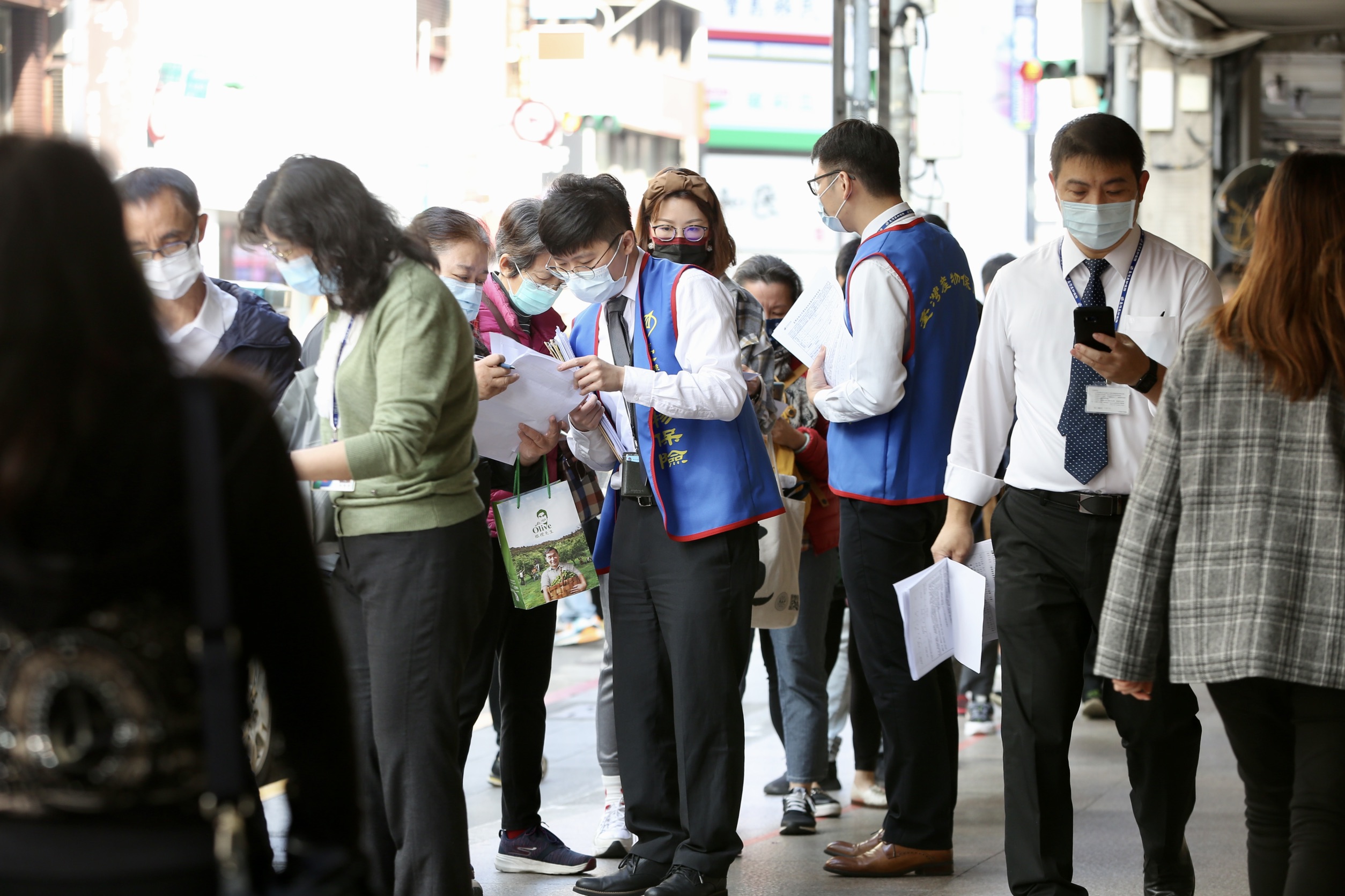 台產位於台北館前路的服務據點，一早不到8點就排滿長長人龍。