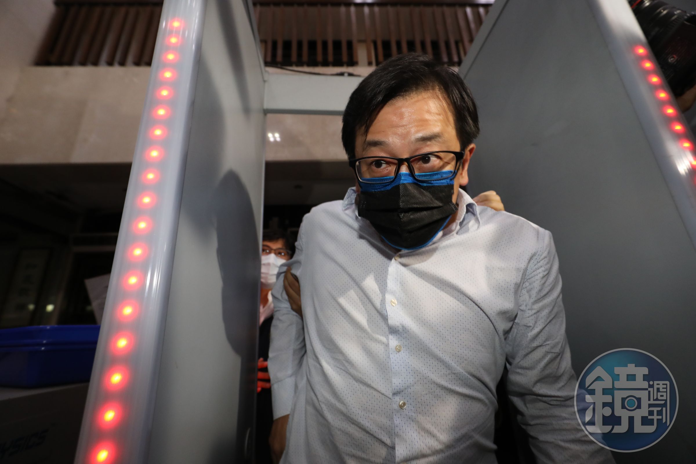 以游迺文為首的金融犯罪集團，10年來多次利用勞動基金炒股，甚至還牽涉百億元退佣金額去向不明，疑遭集團分贓。