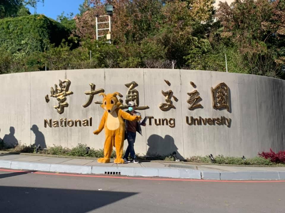 交大吉祥物竹狐也在校門口與校友互動,讓校友合影留念。(翻攝自國立交通大學 National Chiao Tung University臉書)