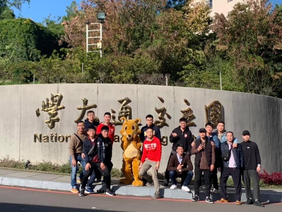 國立交通大學校門口的字樣今天走入歷史,近期吸引不少校友搶拍,成為熱門景點。(翻攝自國立交通大學 National Chiao Tung University臉書)