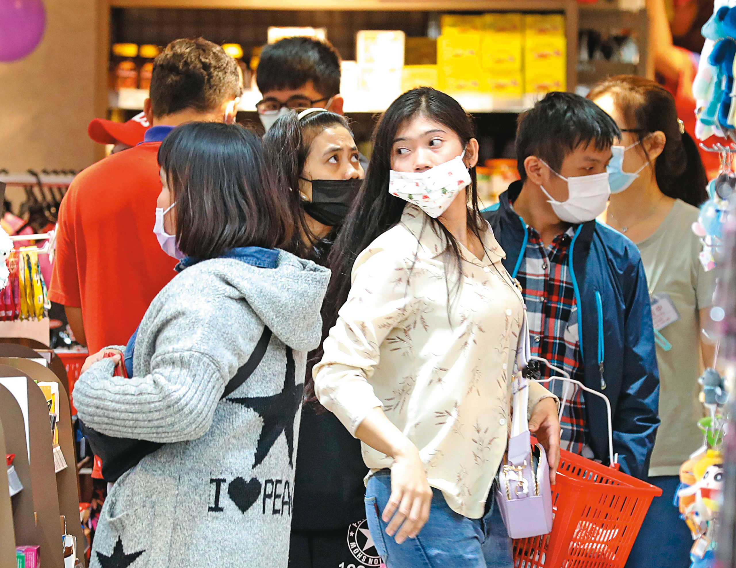 近一年來，防疫資訊無進化，就是戴好口罩、勤快洗手、保持距離等。有些重要資訊，指揮中心卻始終沒有說清楚。