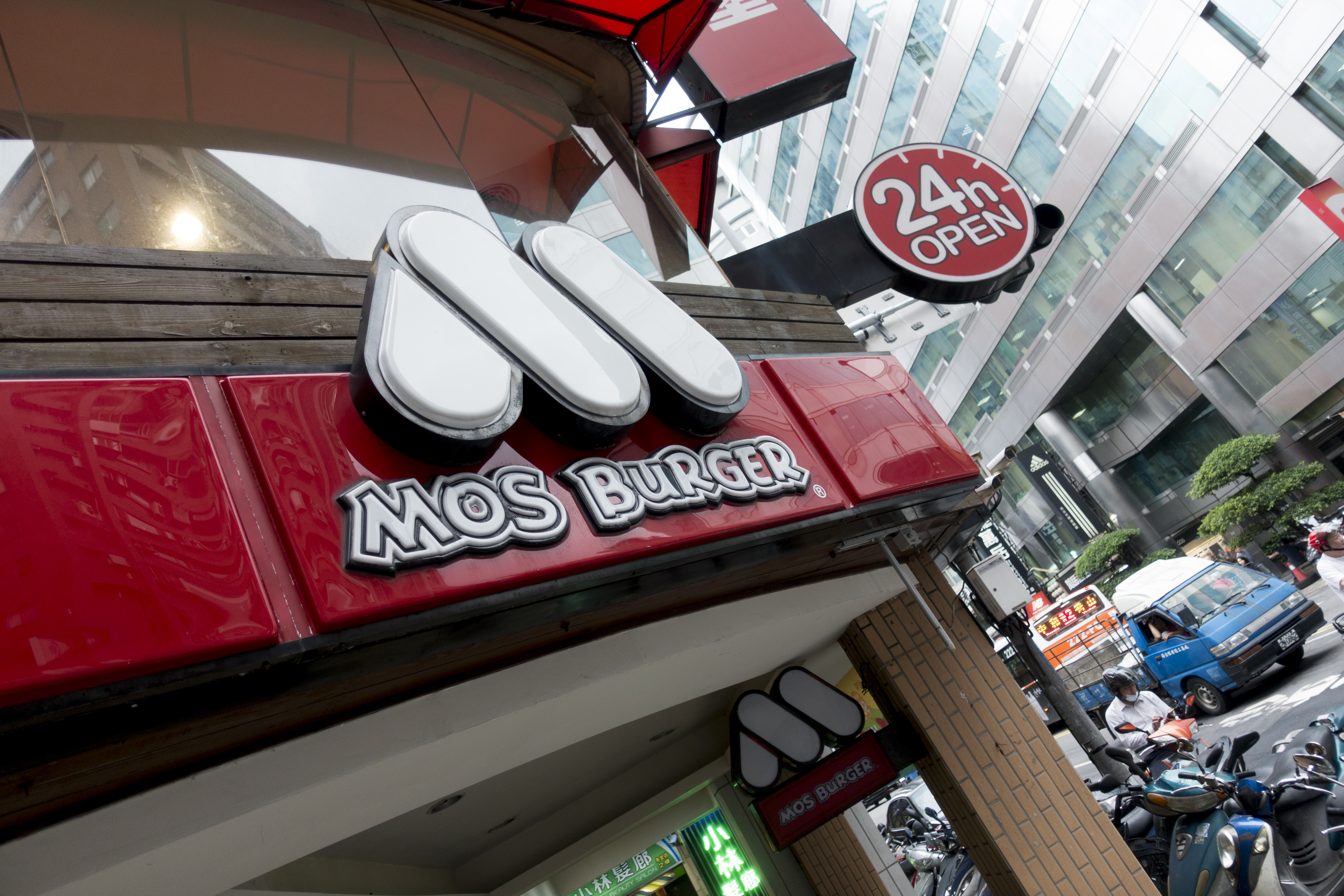 摩斯漢堡挺醫護，今起2週醫護人員購買優惠餐點組合，免費享用湯品或小點心。（本刊資料照）