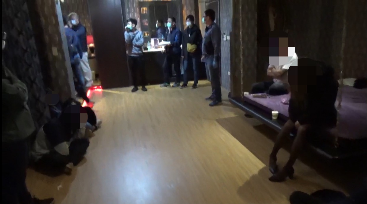 防疫期間11名男女還辦多P性愛趴，遭警查獲送辦。（翻攝畫面）