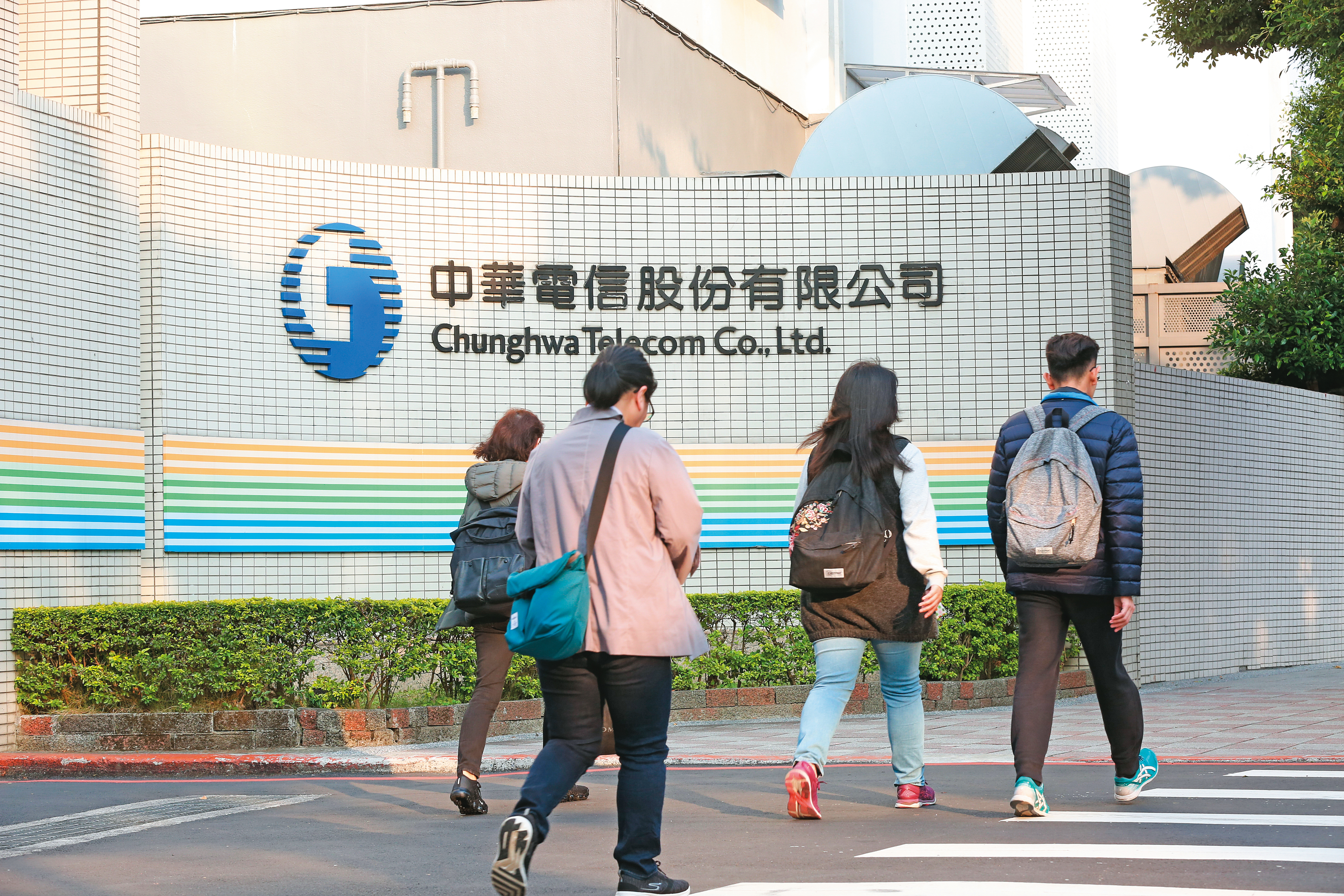 電信股股價牛皮，屬於低波動股，在低利率環境難有表現。