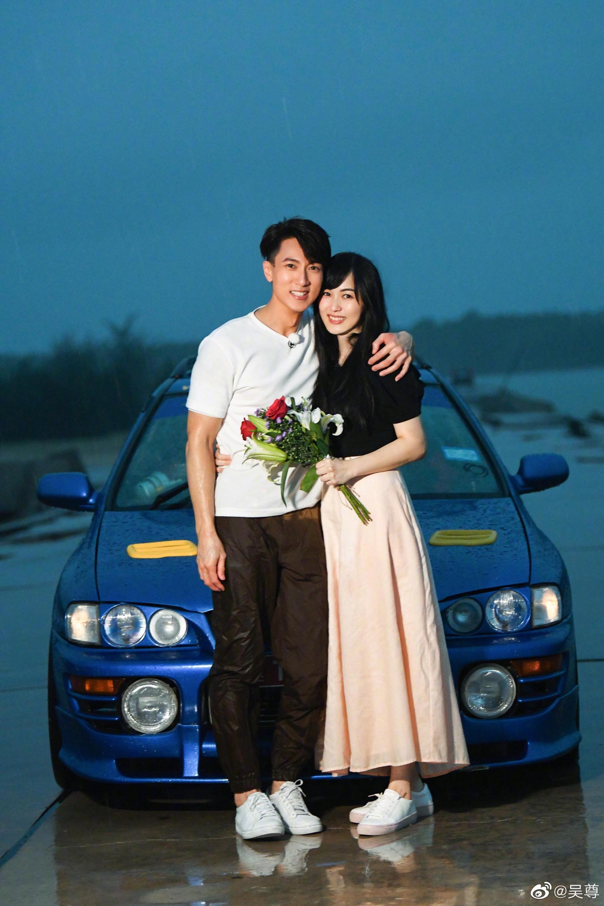 吳尊去年終於在陸綜《婚前21天》將隱身在他身後10多年的妻子林麗瑩正式介紹出來,並為她重新舉辦浪漫婚禮。(吳尊微博)