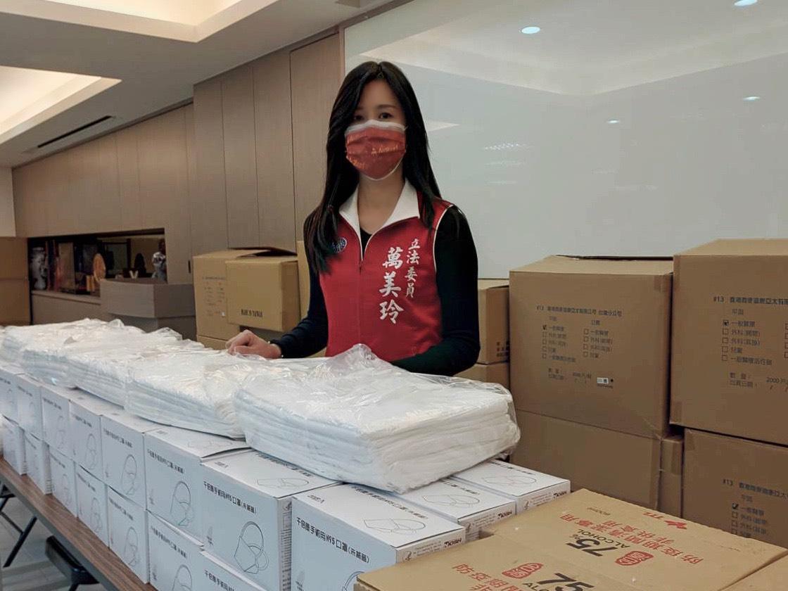 國民黨立委萬美玲今向指揮中心調配4.5萬份口罩、隔離衣物等防疫物資給桃園在地診所,力挺基層醫護人員。(萬美玲辦公室提供)