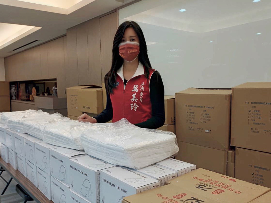 國民黨立委萬美玲今向指揮中心調配4.5萬份口罩、隔離衣物等防疫物資給桃園在地診所，力挺基層醫護人員。（萬美玲辦公室提供）