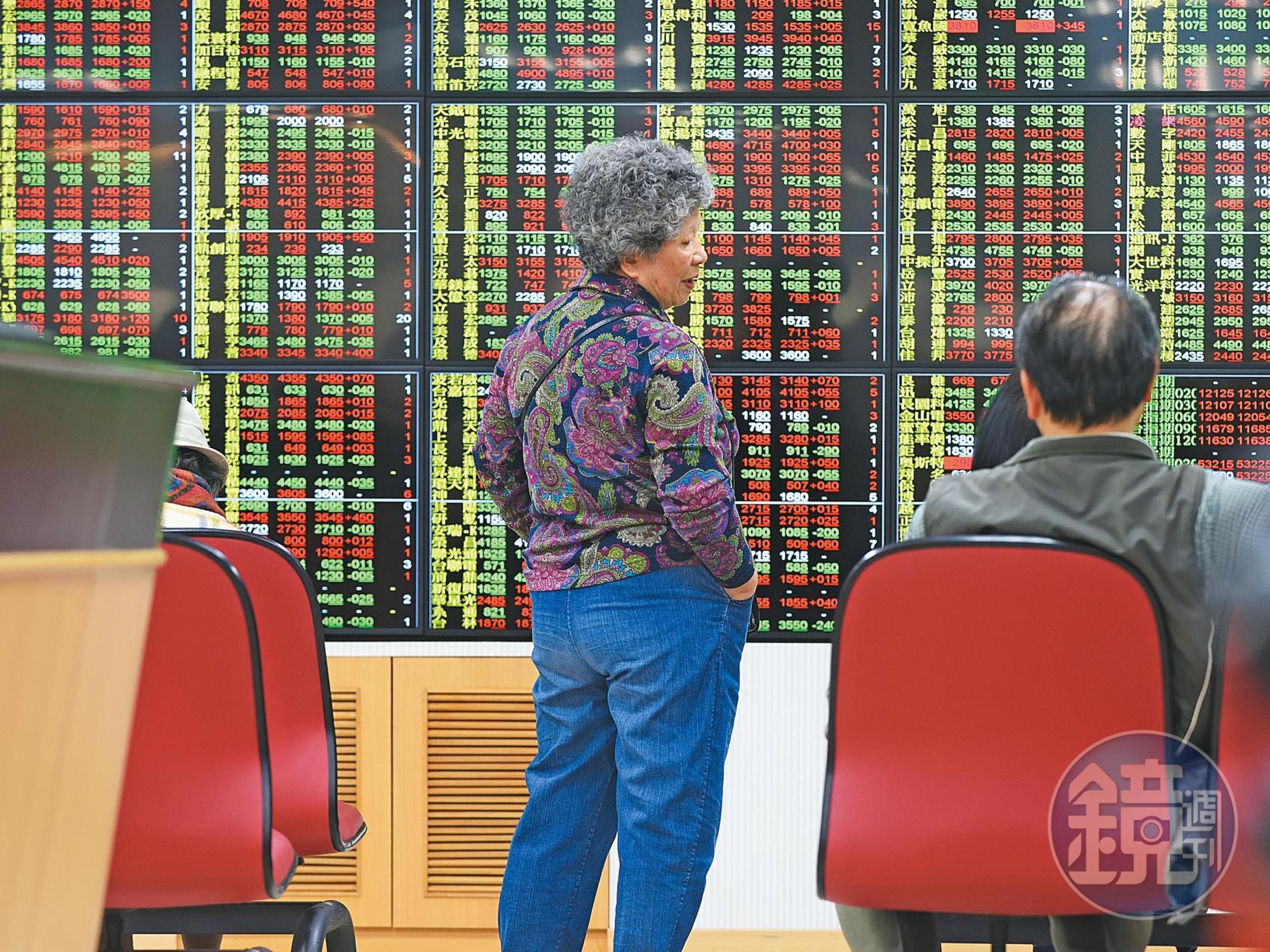 買ETF存退休金可以2階段操作,例如退休前存具成長性的0050,退休後將0050賣掉轉投0056。