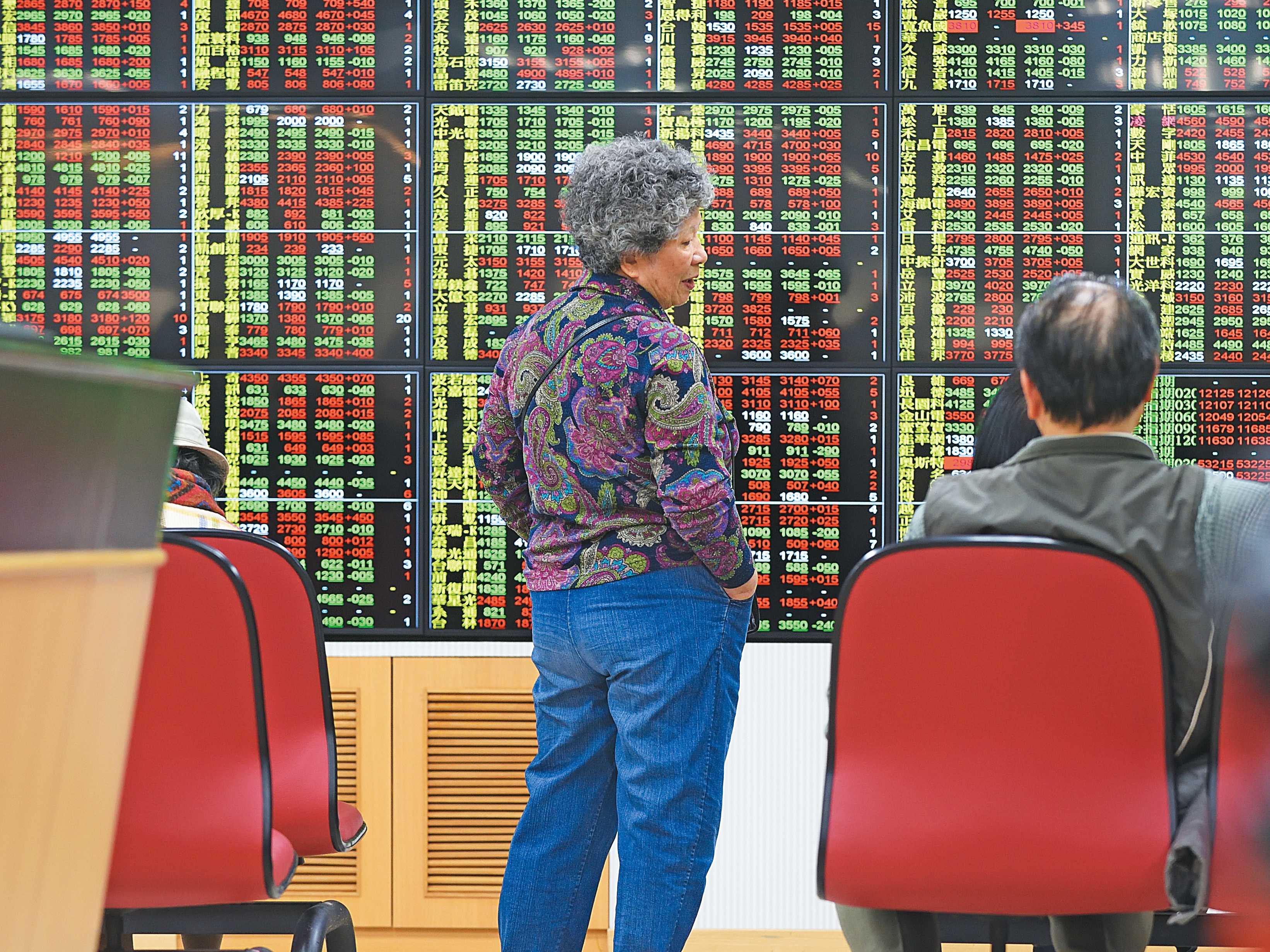 買ETF存退休金可以2階段操作，例如退休前存具成長性的0050，退休後將0050賣掉轉投0056。