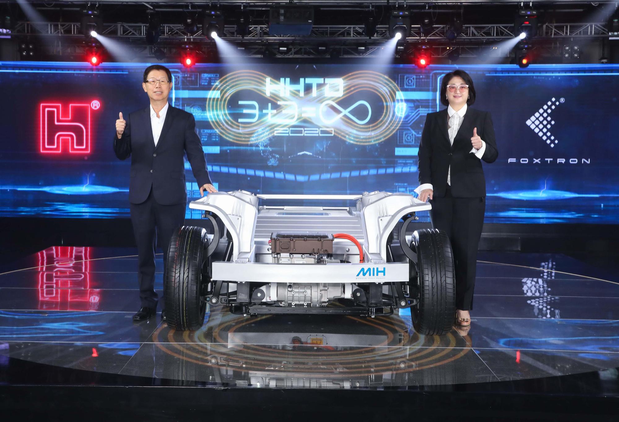 鴻海董事長劉揚偉(左)布局電動車,除與裕隆執行長嚴陳莉蓮(右)合資新公司外,也成立MIH電動車平台廣招盟友。(鴻海提供)
