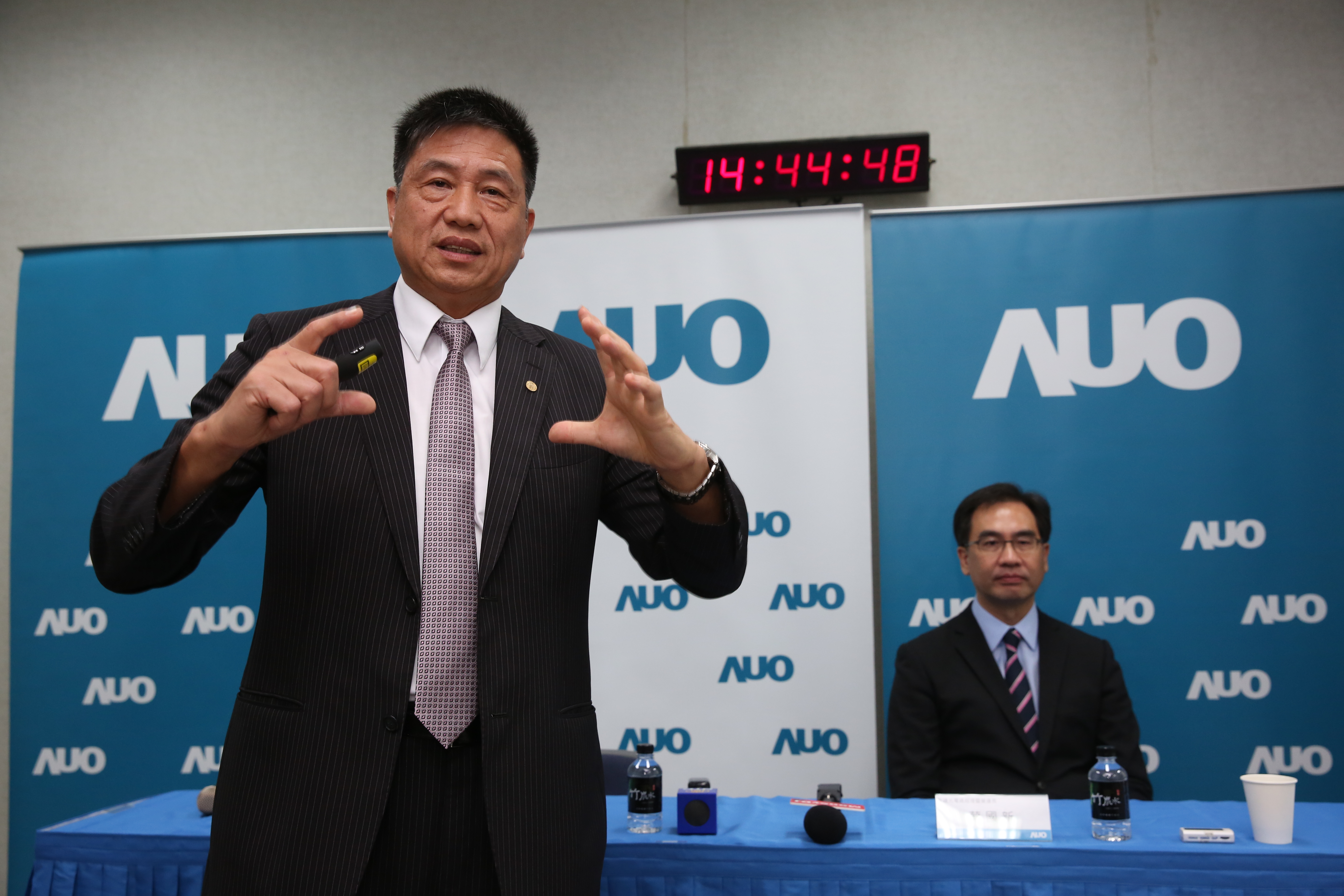 看準車用面板商機，友達董事長彭双浪（左）日前透露將赴海外設立面板後段模組廠，不排除在北美設點。