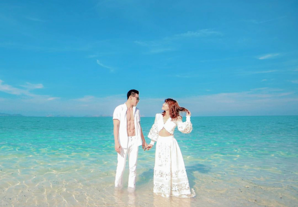 廖曉喬曬出與老公董子淳結婚一週年度蜜月的照片，老公襯衫全開，露出健壯8塊腹肌。（翻攝自廖曉喬IG）