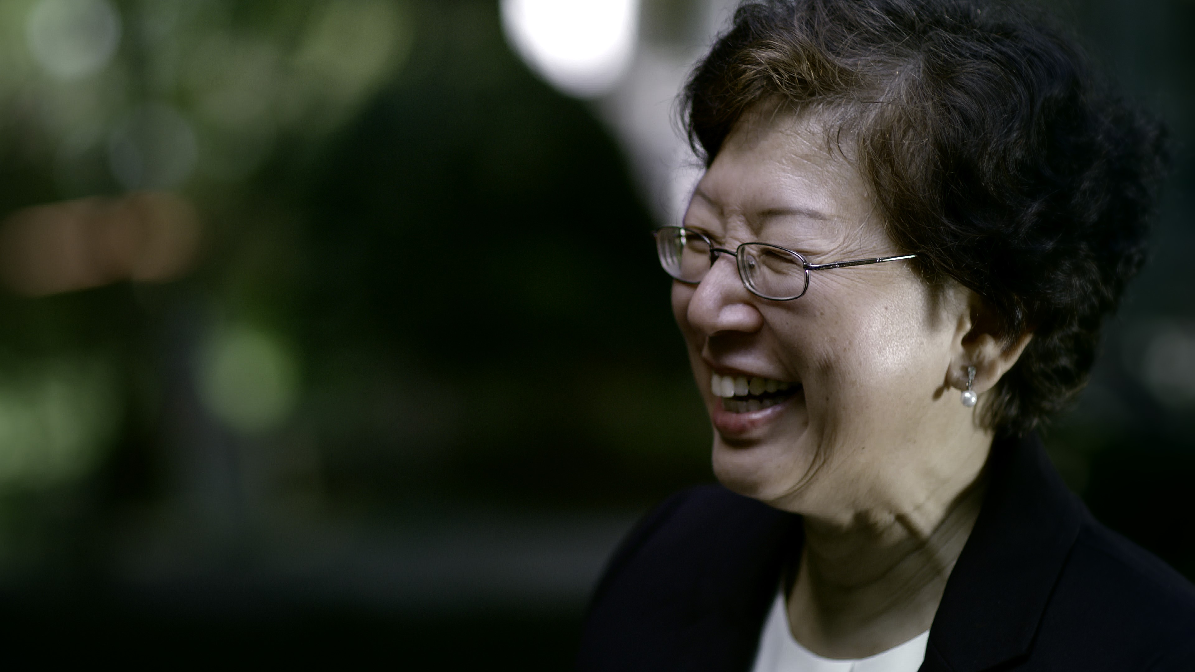 殷海光的女兒殷文麗自美返台受訪，回憶當年特務「來家裡看東西」、家犬嚇到發抖的故事。（公視提供）