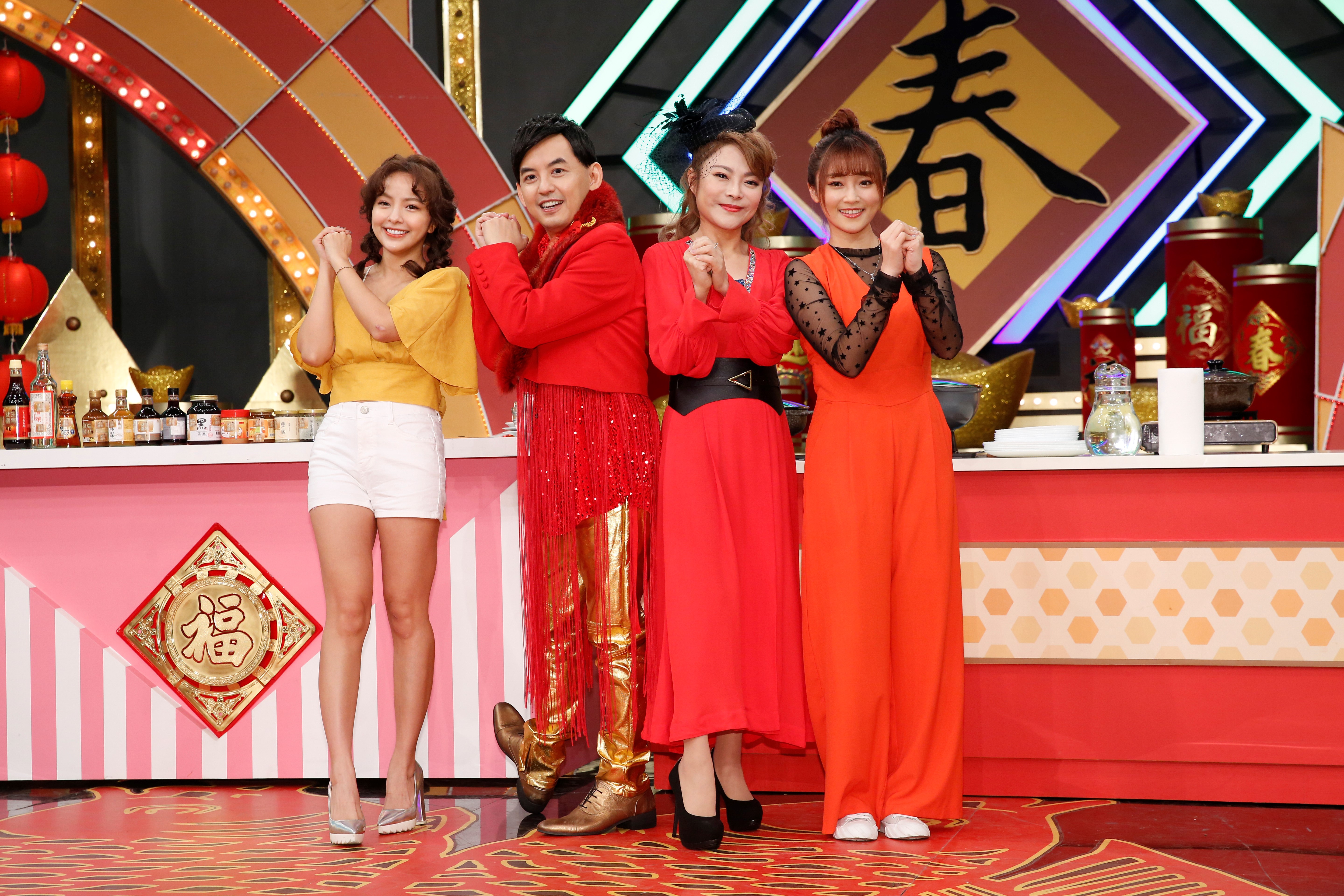 黃子佼（左二）再次澄清孟耿如沒懷孕，被鄭淑文(右二)立馬推薦吃魚精助孕。