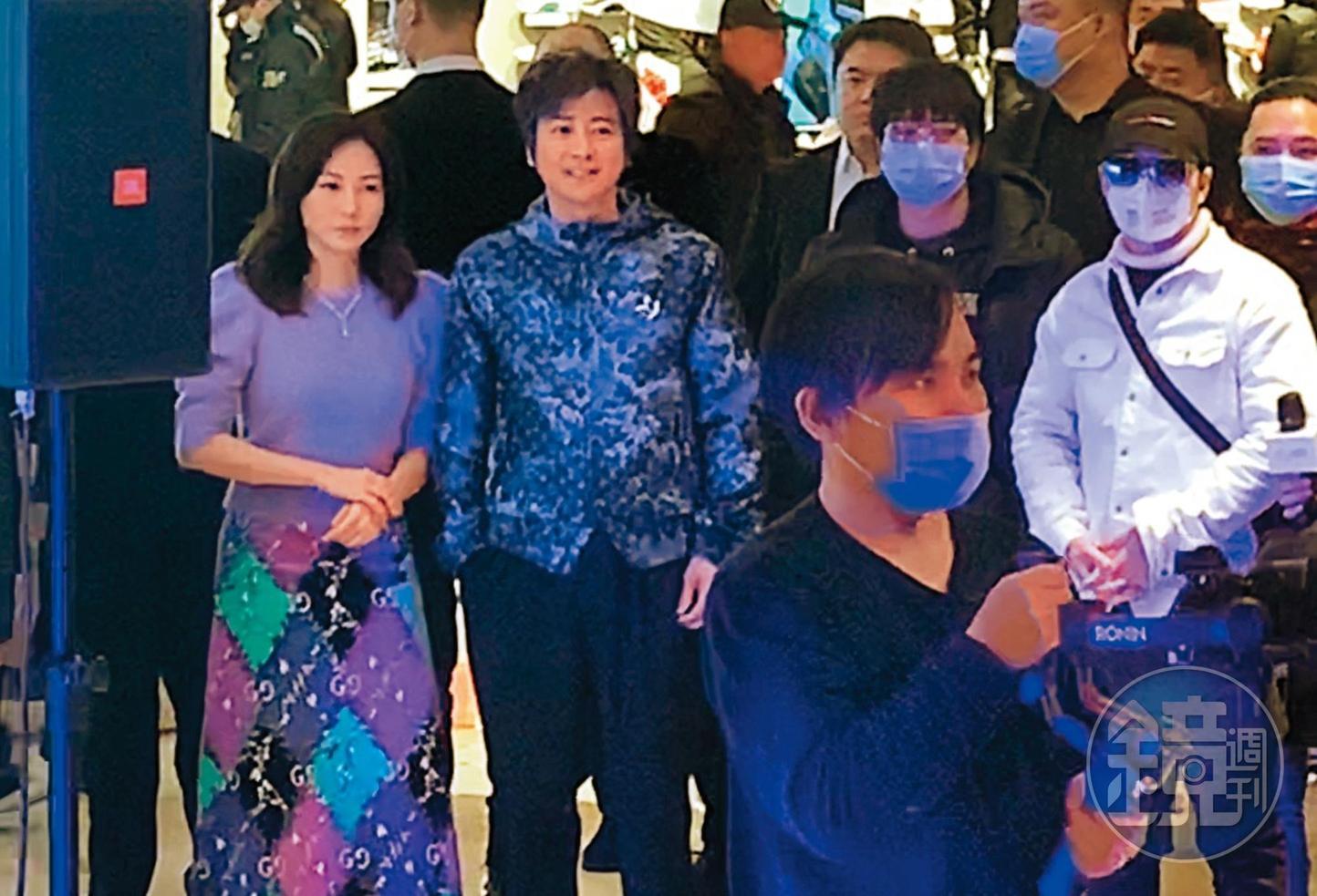 孫耀威與陳美詩結婚近4年,兩人連袂出席活動一起搶錢,身後都是保鑣。(讀者提供)