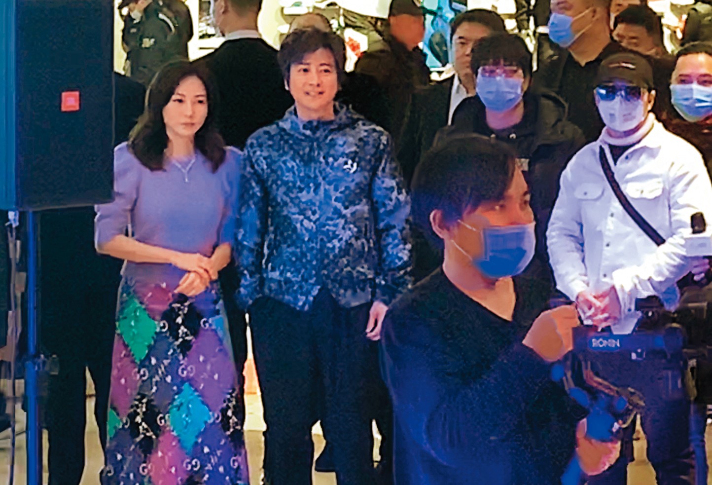 孫耀威與陳美詩結婚近4年，兩人連袂出席活動一起搶錢，身後都是保鑣。（讀者提供）