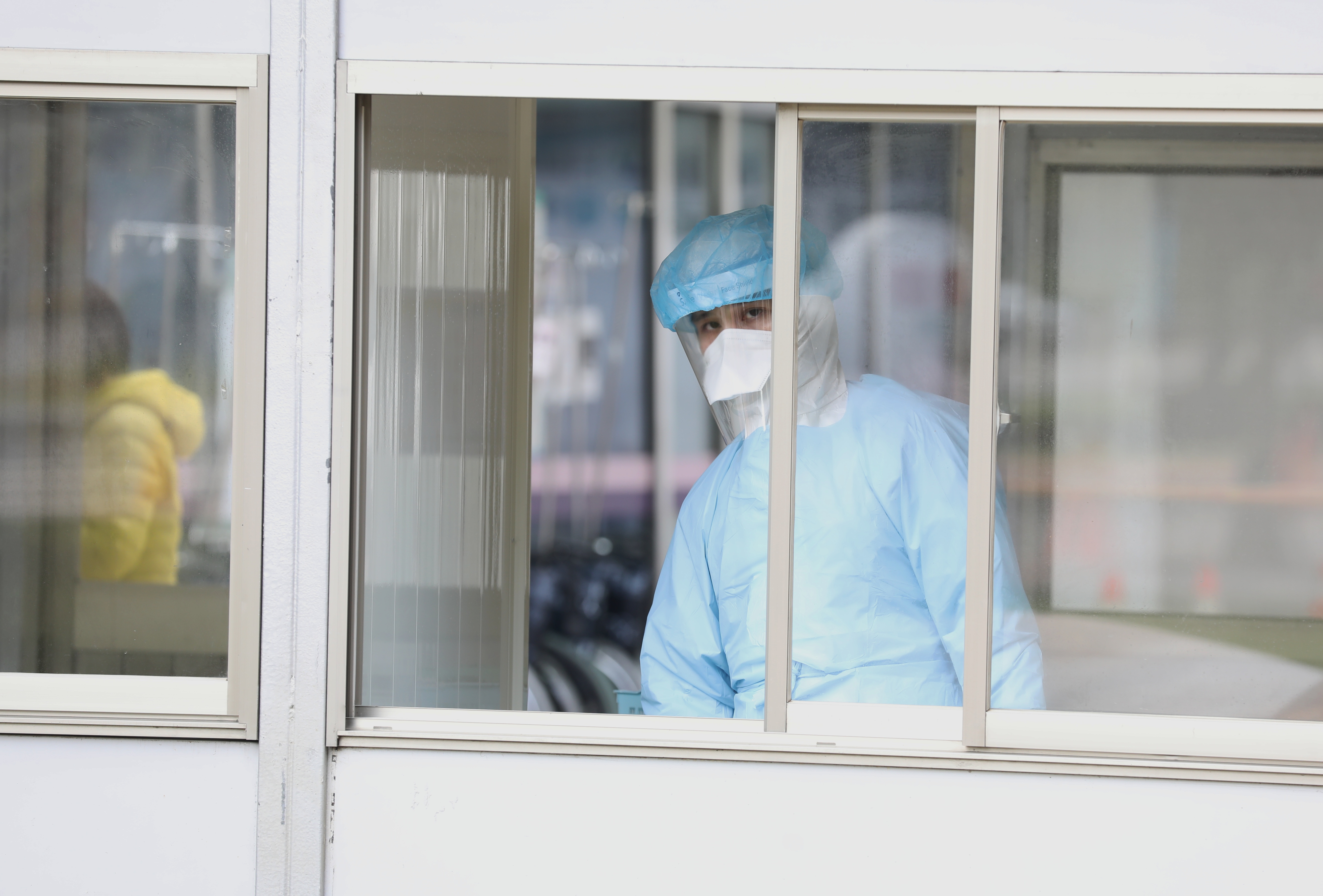 部桃醫院群聚感染案陸續擴大，因有感染源頭不明待查，指揮中心日前已宣布，擴大相關隔離對象約5,000人。