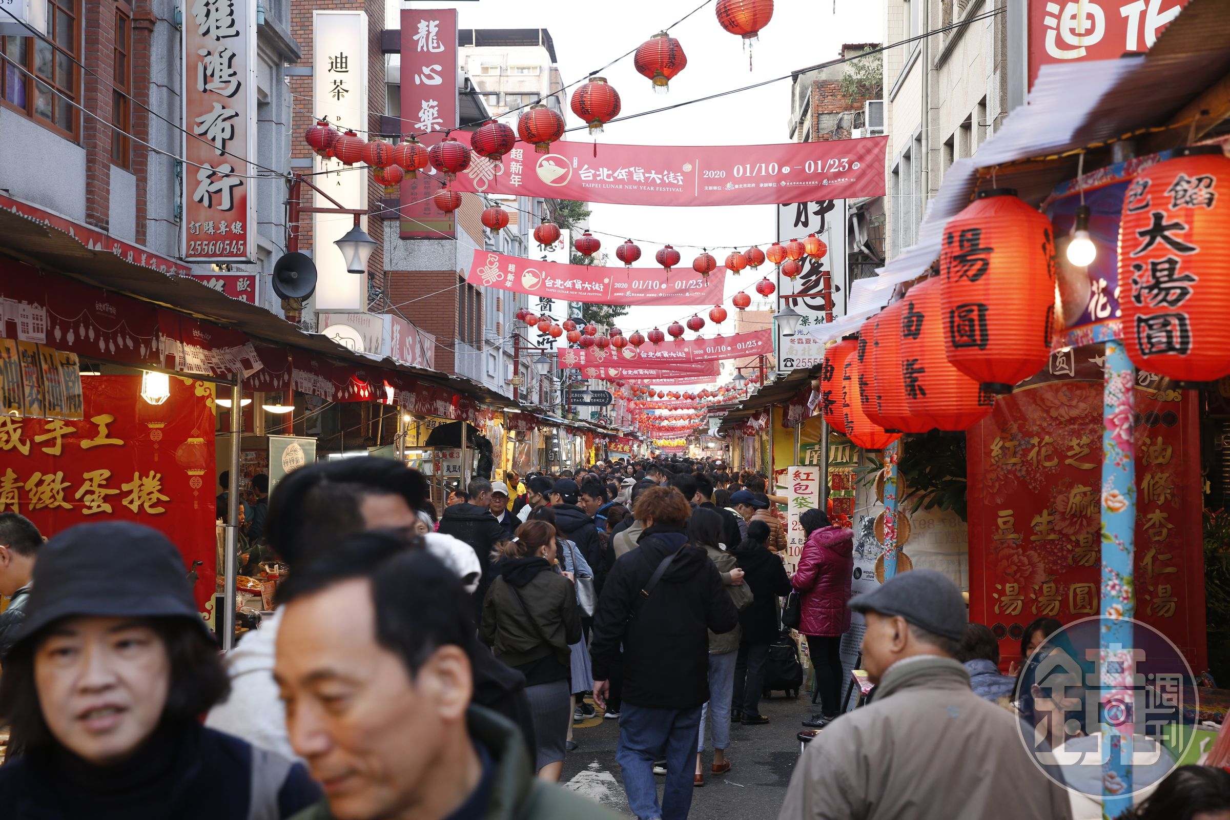 年節將至，民眾採買年貨要注意相關食品安全。圖為2020年台北年貨大街，本刊資料照。