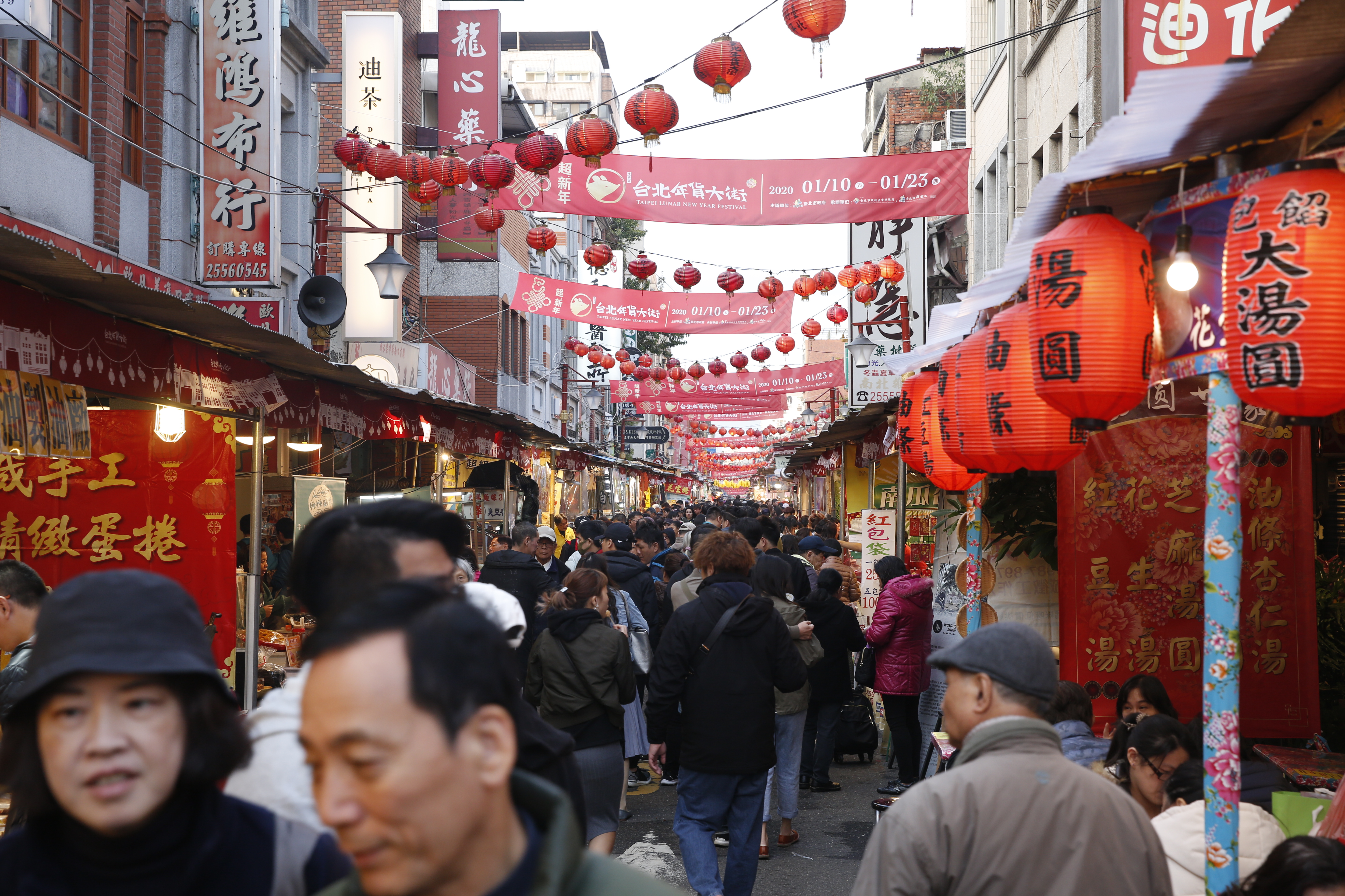 年節將至，民眾採買年貨要注意相關食品安全。圖為2020年台北年貨大街，本刊資料照。