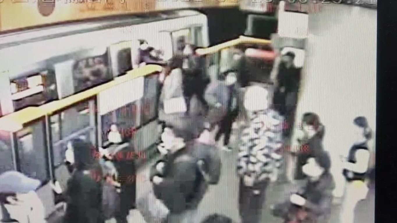 男子在捷運車廂口對張女伸出抓奶龍爪手。(警方提供)