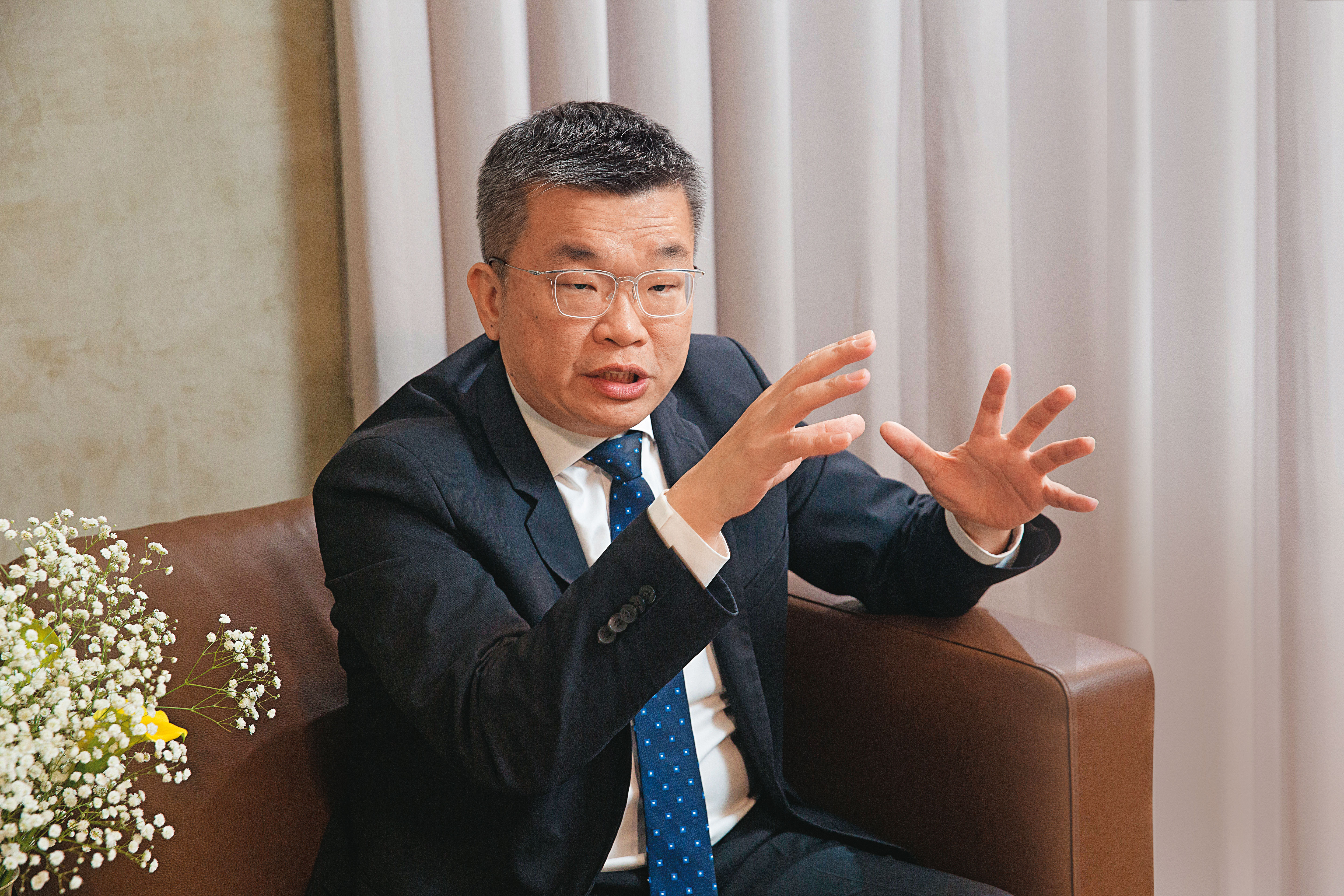 中職新任會長蔡其昌接受本刊專訪,職棒第六隊已鎖定「3+1」家企業,預計農曆年後展開徵詢。