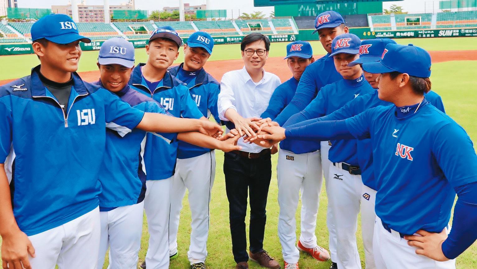 高雄市長陳其邁(中)積極爭取職棒第六隊落腳高雄。 (翻攝陳其邁臉書)